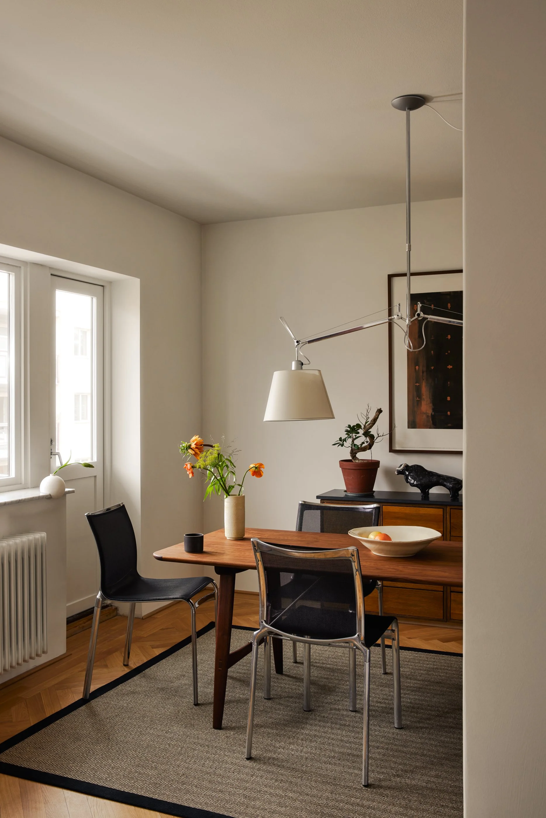 Spisestuen ligger i den ene enden av allrommet ved siden av biblioteket/kontoret.