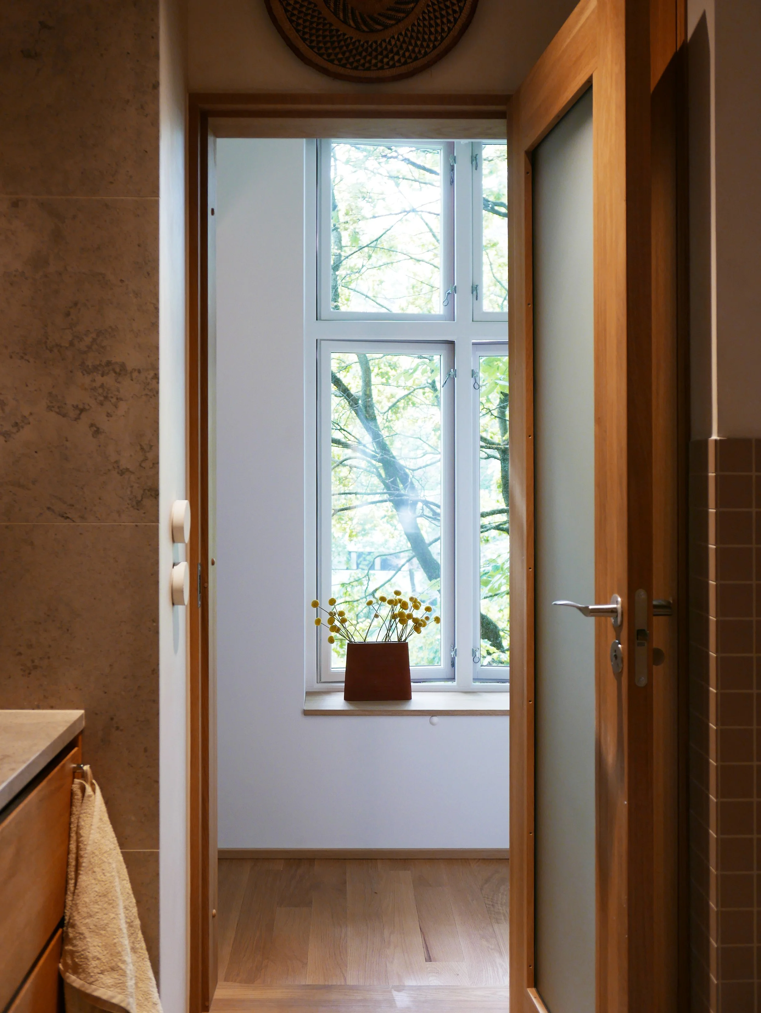 Det nye masterbadet utnytter lys og utsikt fra de nye vinduene mot vest.