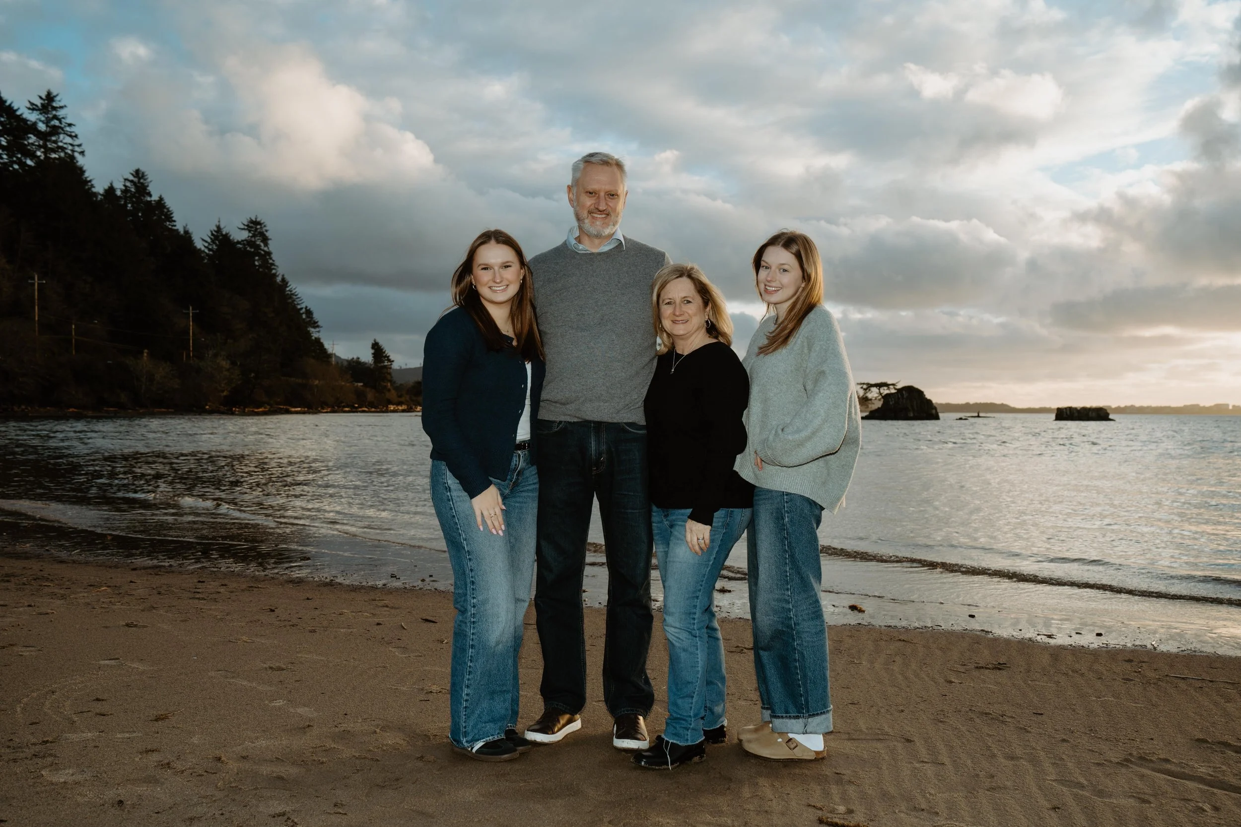 20251226-85-A7E07986-kristen family-christmas photos-lincoln city-ever finding beauty_5597x3732.jpg