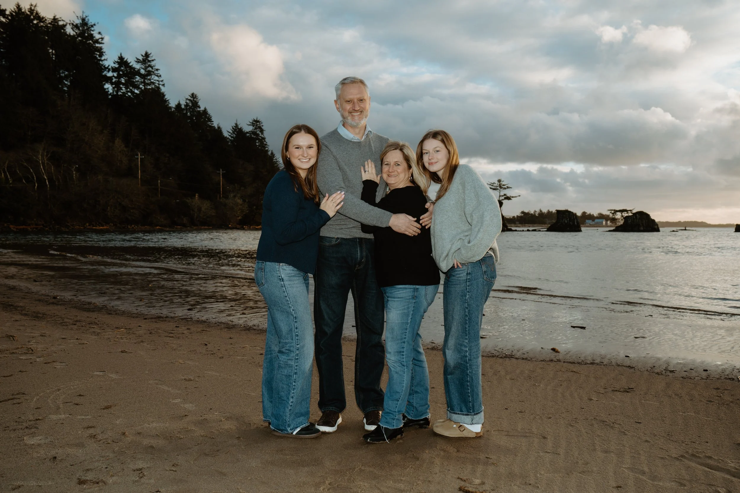 20251226-86-A7E07989-kristen family-christmas photos-lincoln city-ever finding beauty.jpg