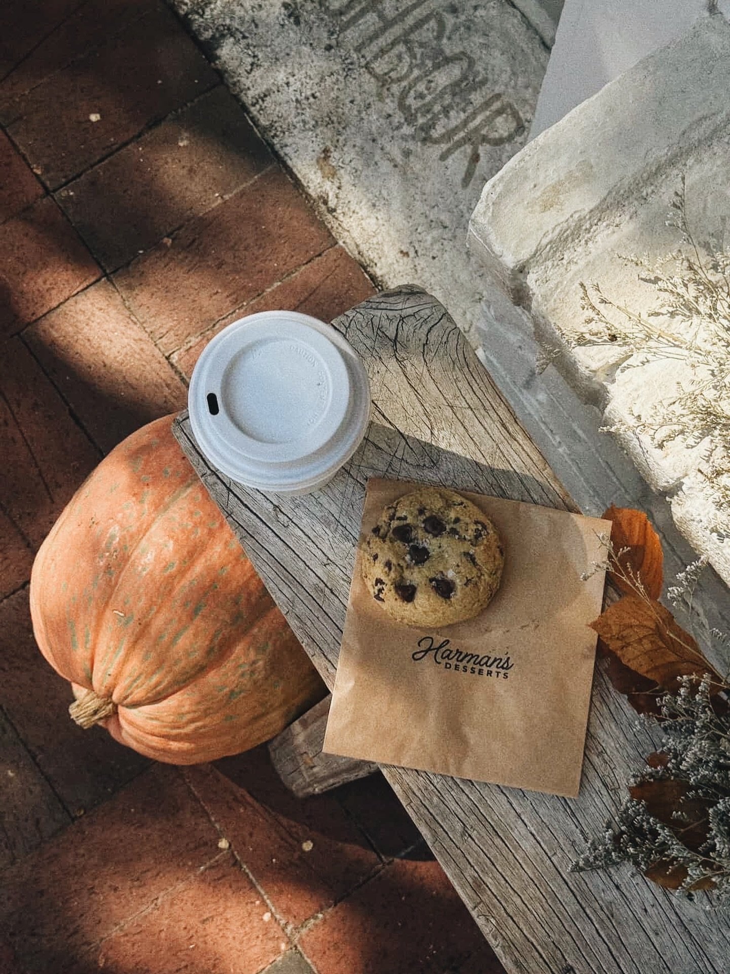 it&rsquo;s the most cozy day for a coffee. happy sunday friends. 🍂

photo by @ravennschorr