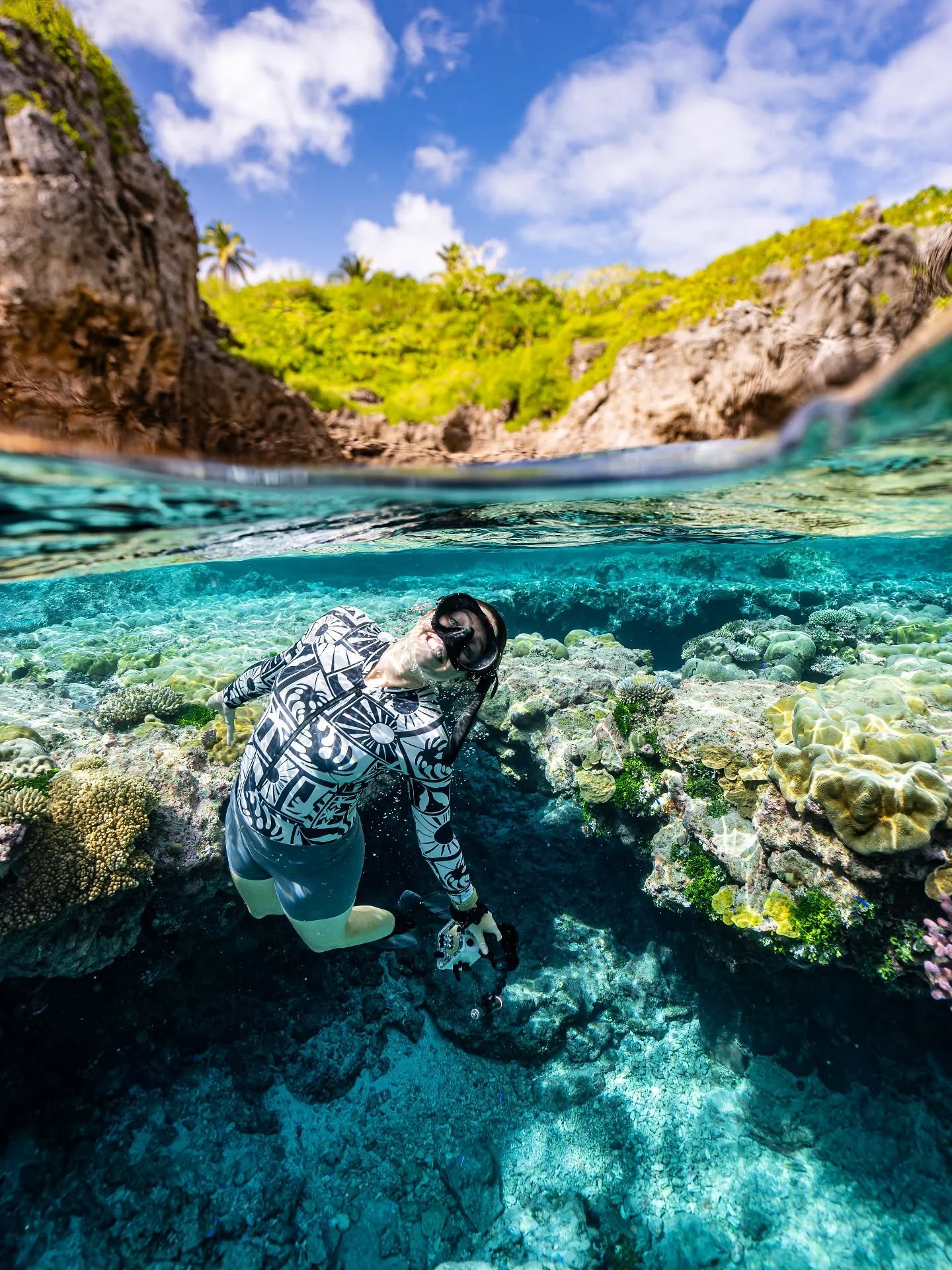 Happy days exploring the underwater world with this one @dspencer_photo 🐟🌊

Always another coral to look under, a swim-through to dive into, fish to stare at, and a whale to swim alongside. 

Niue Island certainly delivers all the beautiful colours