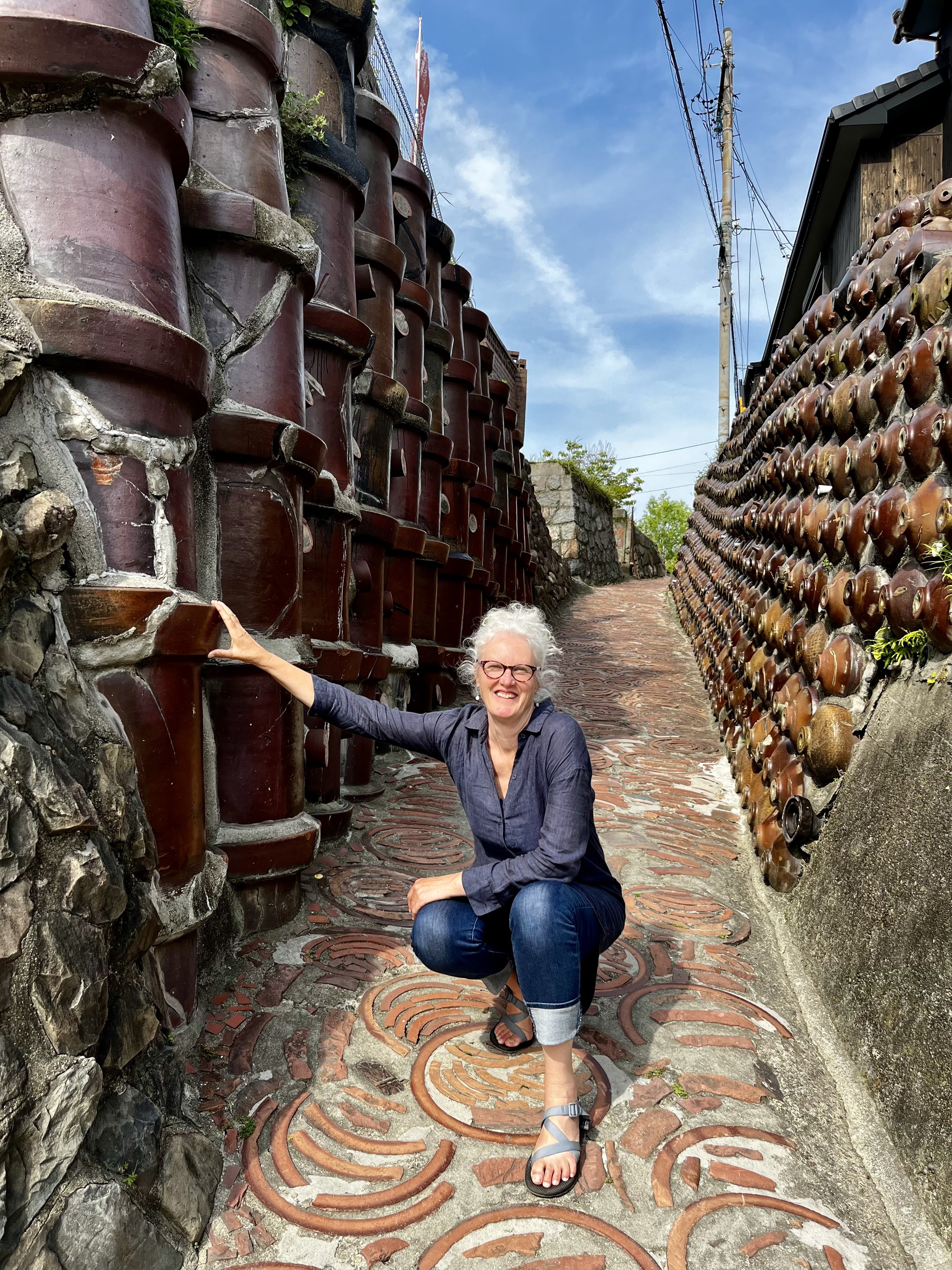 Dokan Zaka: narrow street lined with walls of ceramic pipes, sake vessels and inlayed with Kesawa (kiln shelves, posts, fire boxes, etc.)