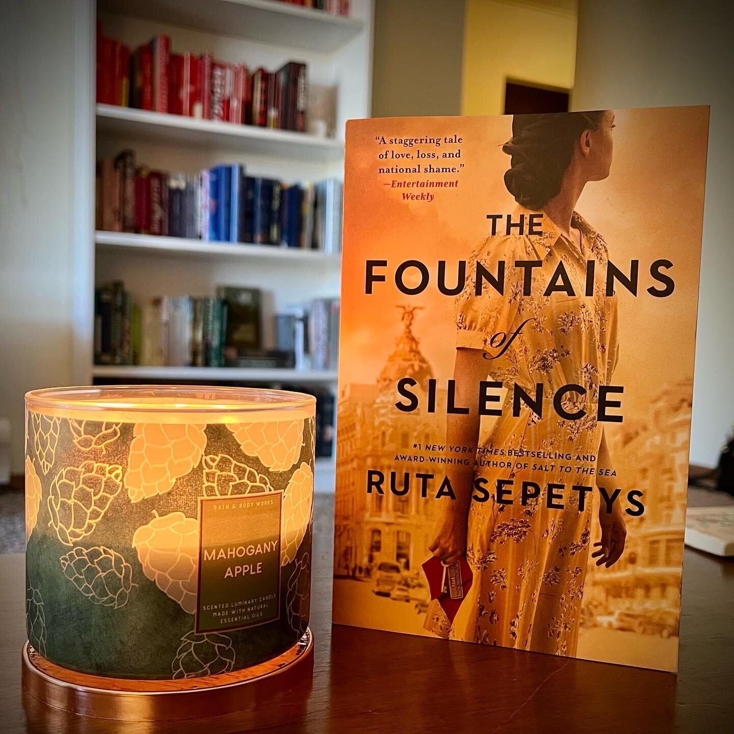 Mi coraz&oacute;n &hearts;️ what a beautiful story of love, growth, and Spain

Buy it here: https://bookshop.org/a/85765/9780142423639

#fountainsofsilence #rutasepetys #bookstagram #historicalfiction #youngadultbooks