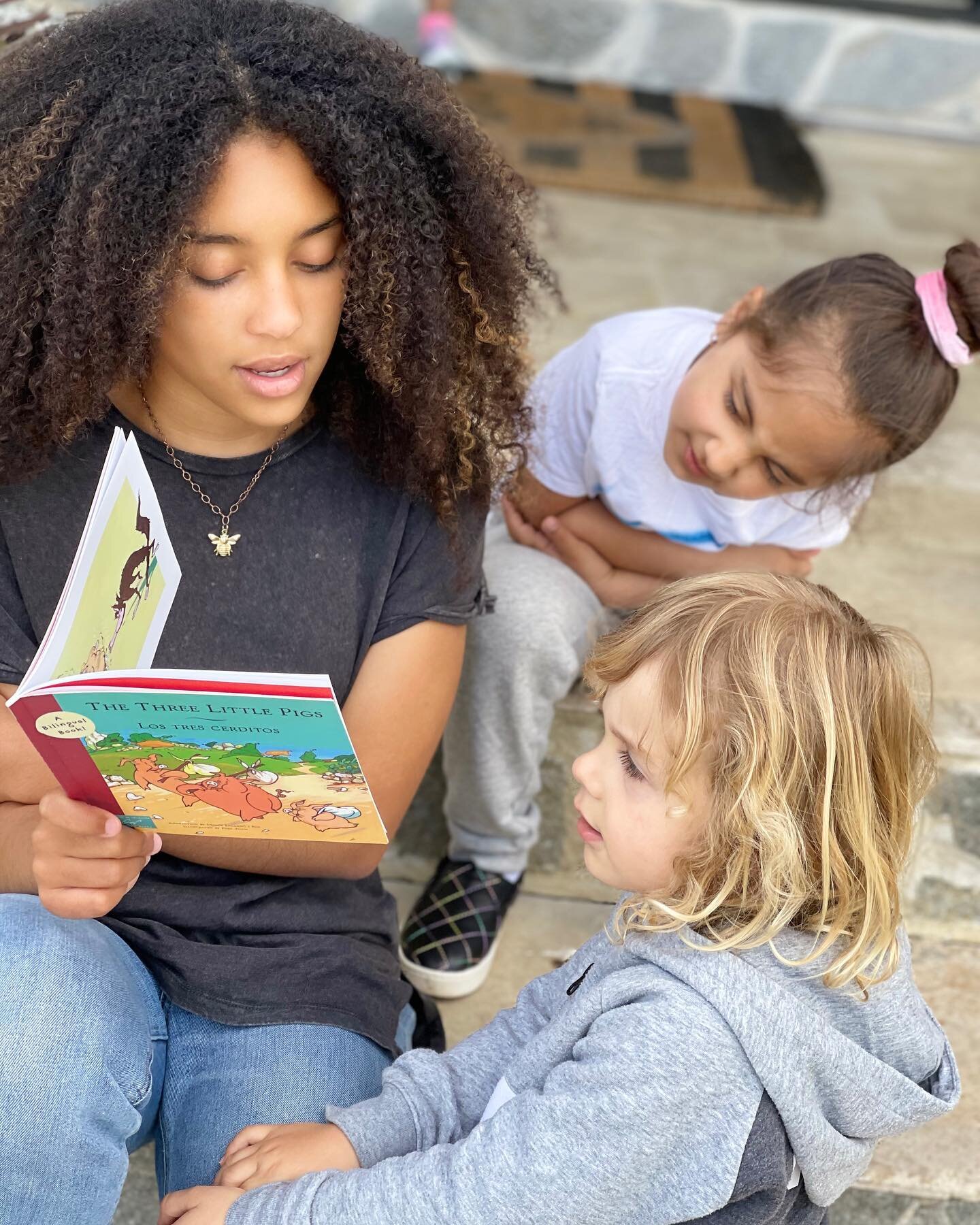 Sof&iacute;a, our camp helper reading to our little amiguitos a bilingual 3 little pigs tale. #LititzSpanish #LancasterSpanish #SenoritaOlga #senoritaolga101 #spanishenrichmentCampLititz #SpanishCampLancaster #spanishcamplititz #montessorispanish