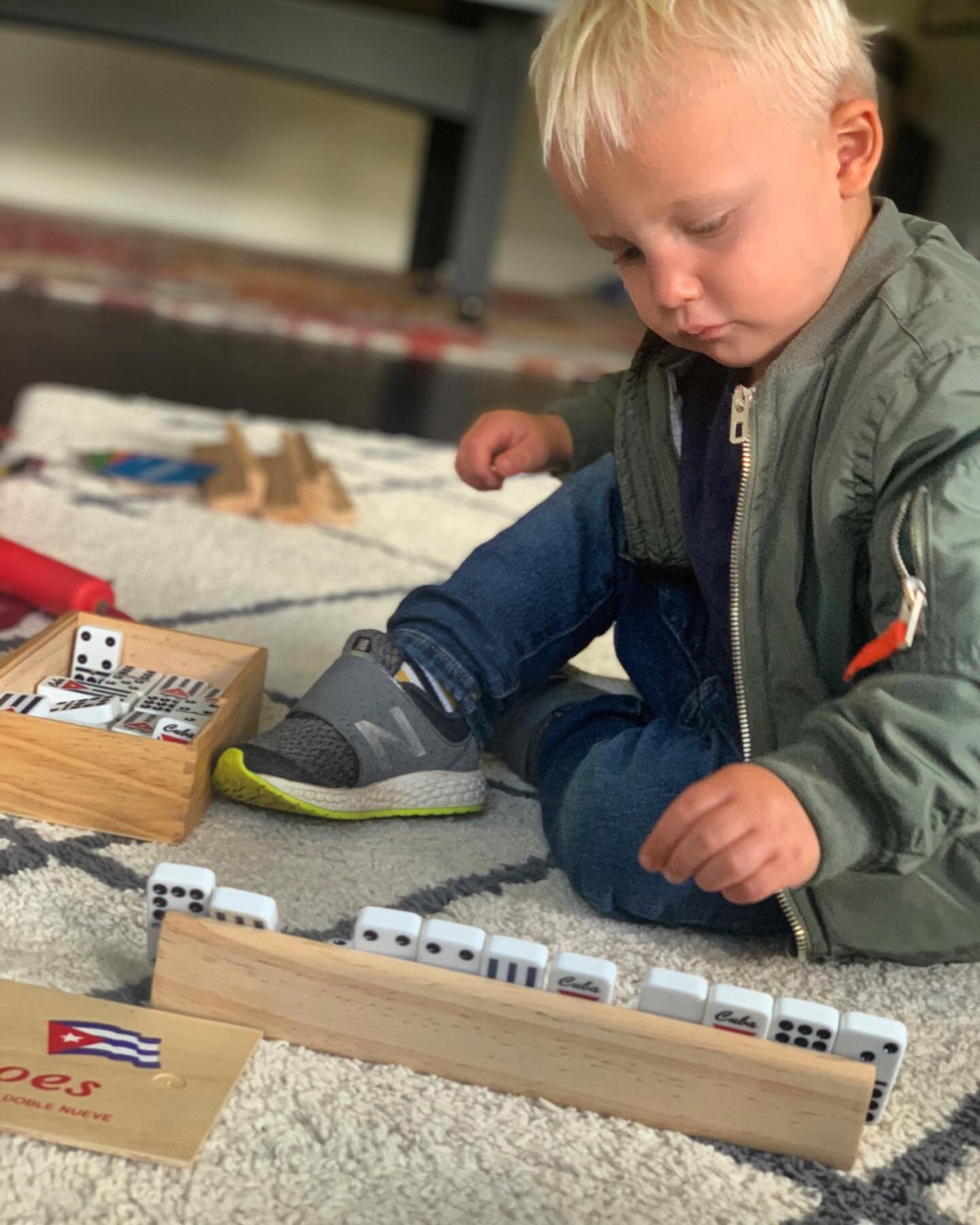 Domino al lo cubano! Dominoes cuban style😜 #LititzSpanish #LancasterSpanish #SenoritaOlga #senoritaolga101 #spanishenrichmentCampLititz #SpanishCampLancaster #spanishcamplititz #montessorispanish