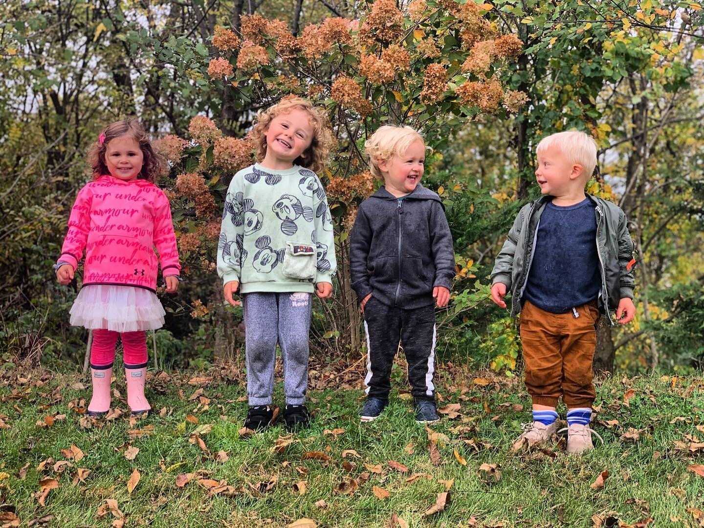 Listos? Uno, dos y tres!!! Our toddlers learned how to roll down the hill without fear and only pure enjoyment while counting to diez (10) YAY!!! #montessorispanish #LititzSpanish #LancasterSpanish #SenoritaOlga #senoritaolga101 #spanishenrichmentCam
