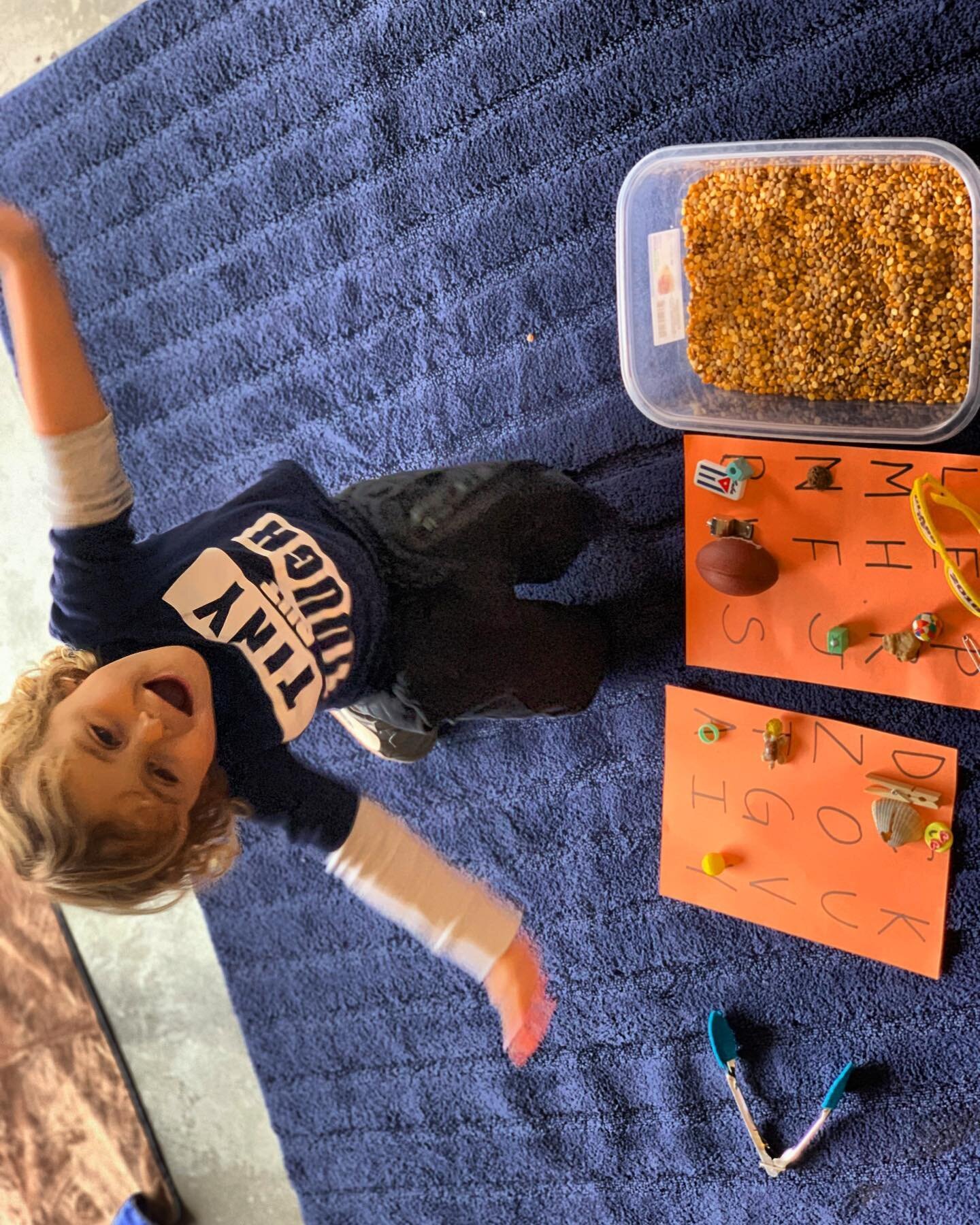 Our little amiguito was excited to show his Spanish sound work where he also practiced developing important motor skills! At our Spanish PODs we incorporate Montesorri teachings to help the child learn the Spanish language using an effective developm