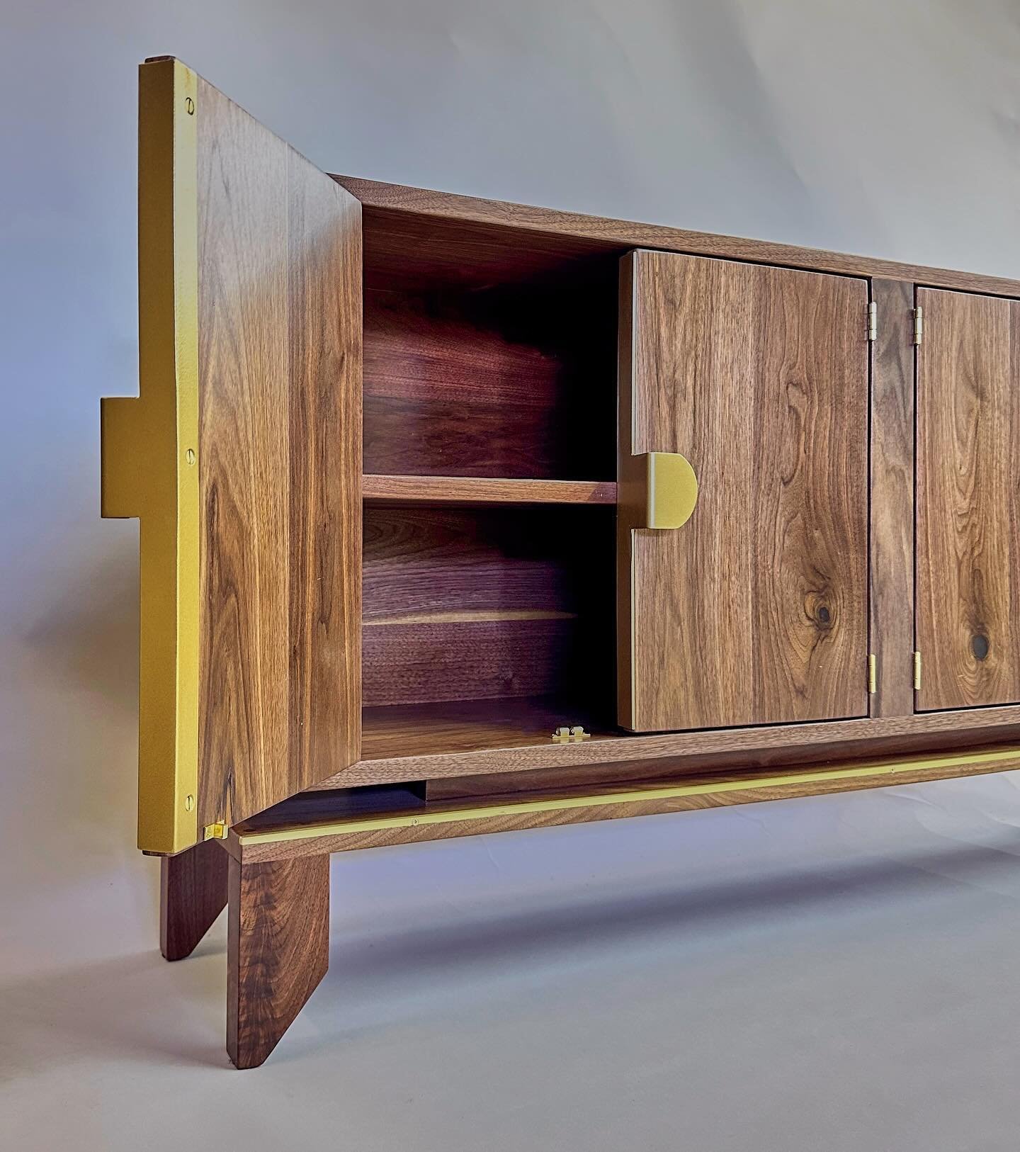 REPOSE Console. Authentic quality. Inside and out. 

#customfurniture #customfurnituredesign #furnituremaker #maker #cabinetmaker #builder #woodworking