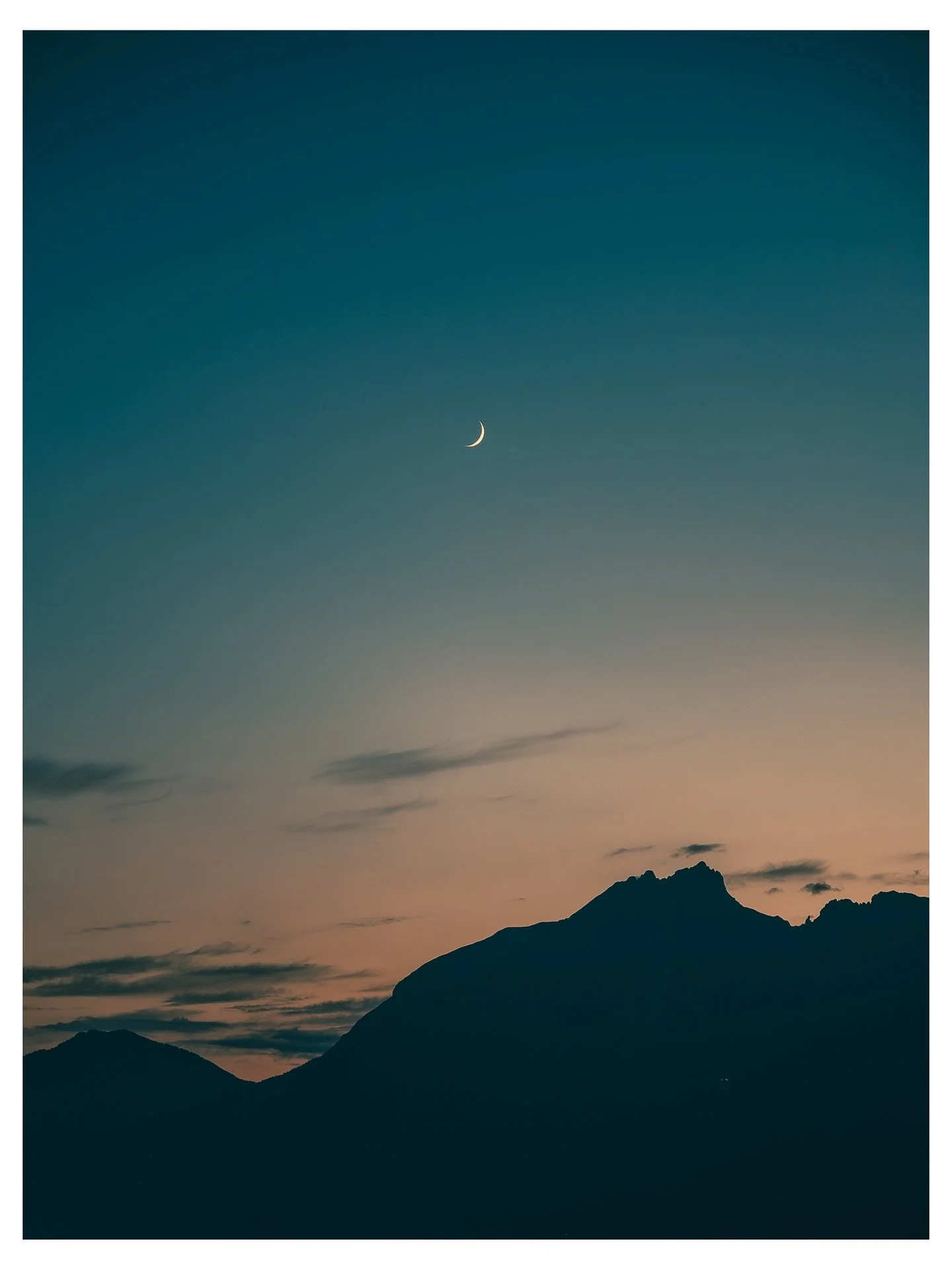 Sometimes that&rsquo;s all it takes&mdash;just a bit of light in the dark to make it feel worth it.

______________________________

Want to know what this was shot with? 
Link in bio! 🔗 
______________________________

Check out my webside: 
www.jo