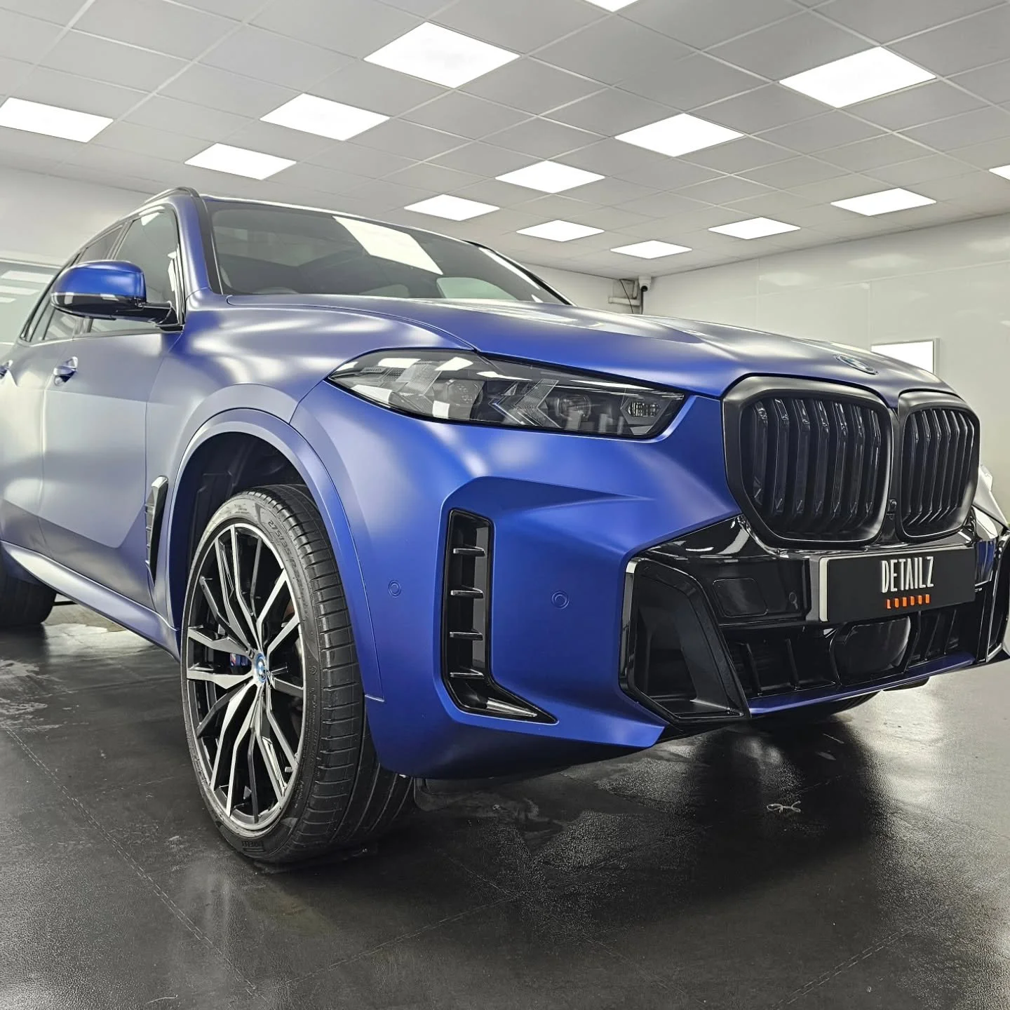 BMW X5 | Frozen Factory Paint
Now wearing XPEL Stealth for the ultimate level of protection.
A thick, physical protection layer applied with expert installation for a near-invisible finish, preserving the factory frozen look while adding real-world d