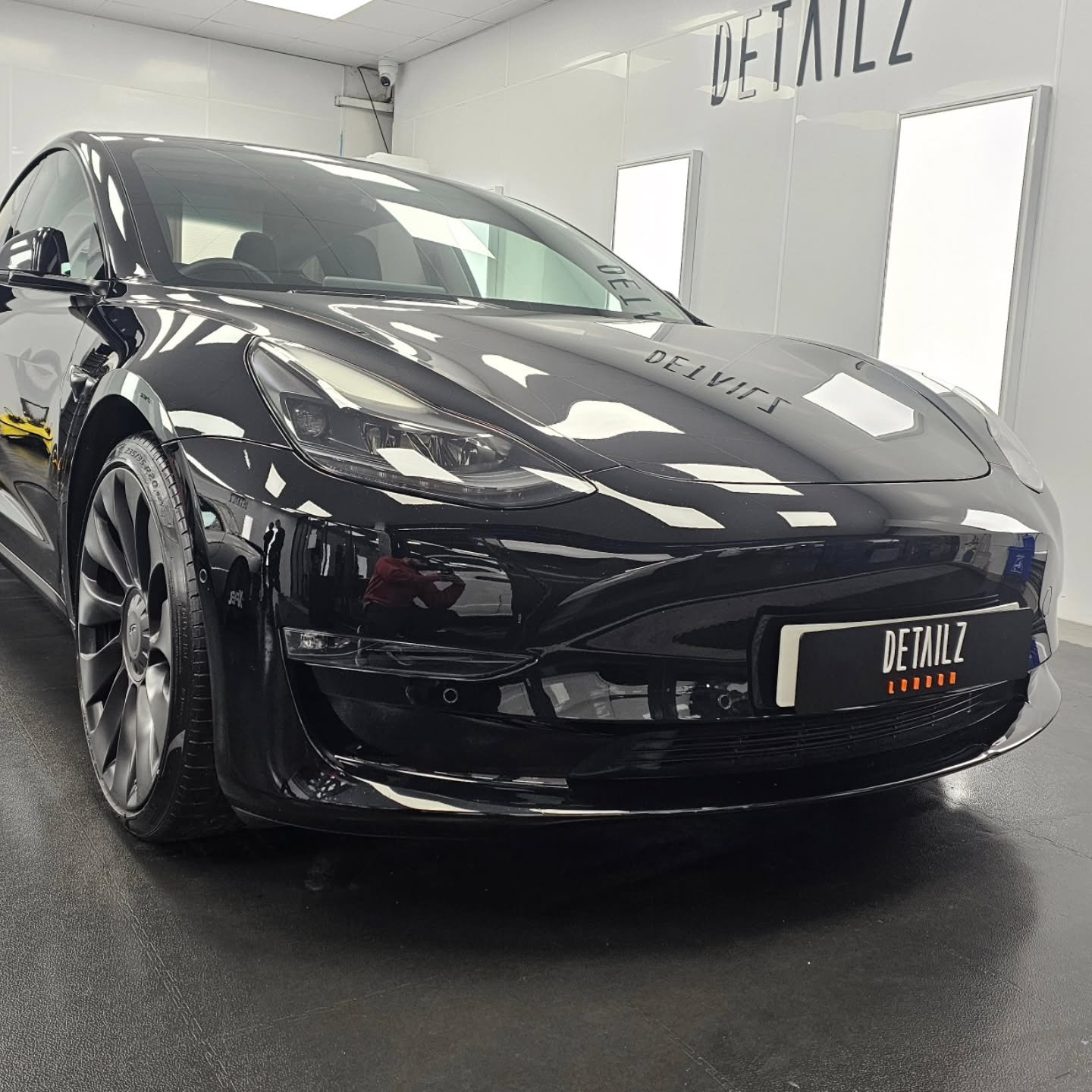 Tesla Model 3
Ceramic detail completed.
A deep exterior reset.
Multi-stage machine polishing to refine the paintwork.
Finished with Gtechniq ceramic coatings for total surface protection.
Improved gloss.
Easier maintenance.
📍 Detailz Ltd, 605 Romfor