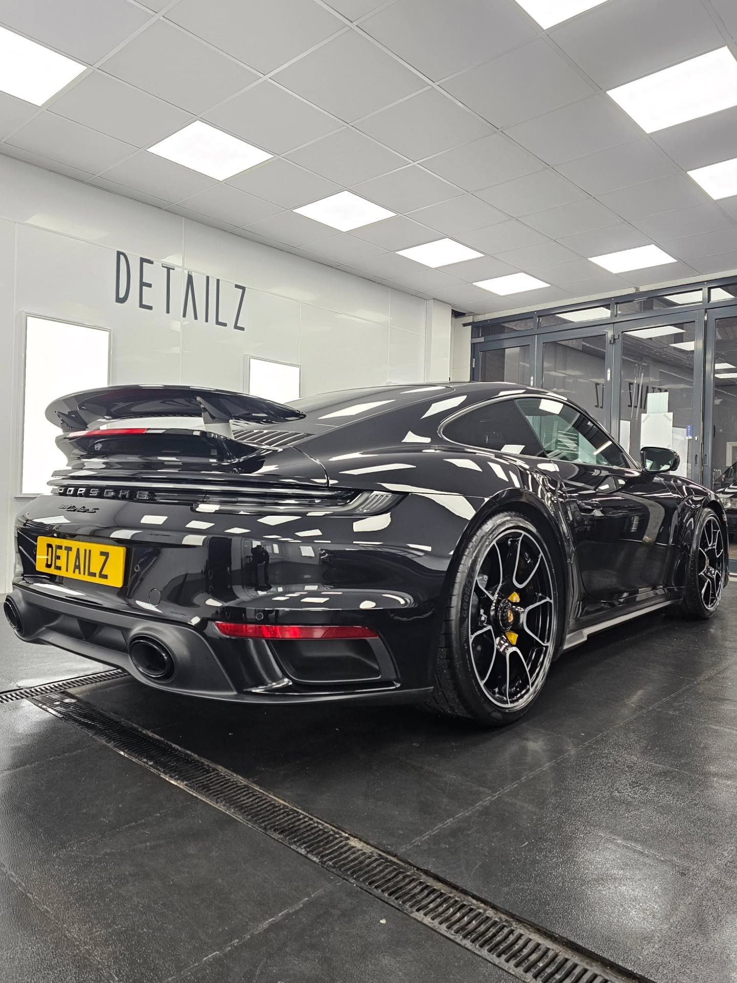 992 Turbo S
Full body PPF installation using XPEL Ultimate.
Wide body 911s tend to throw debris into the rear arches, so the arch guards were double layered for additional protection.
Key trims removed where required to keep edges tucked and the fini