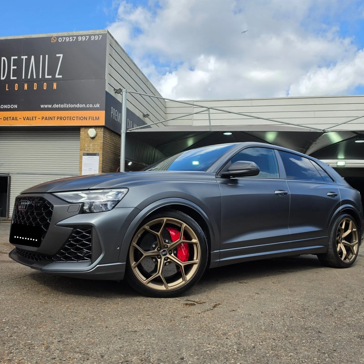 Audi Rsq8 x Full XPEL Stealth.
Visual change + Maximum protection.
Self-healing surface.
Near-invisible installation.
10-year warranty.
Alloys refinished to match