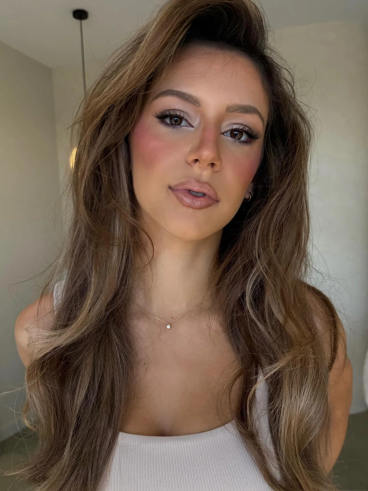 Let&rsquo;s take it back&hellip;back to the 90s

Big bouncy hair, cool toned makeup. Tell me this isn&rsquo;t giving you 90s super model vibes 🪩 

Hair and makeup by me 🤍
Gorgeous model @elisiakousiandas 🤍

#adelaidemakeupartist #adelaidemua #make