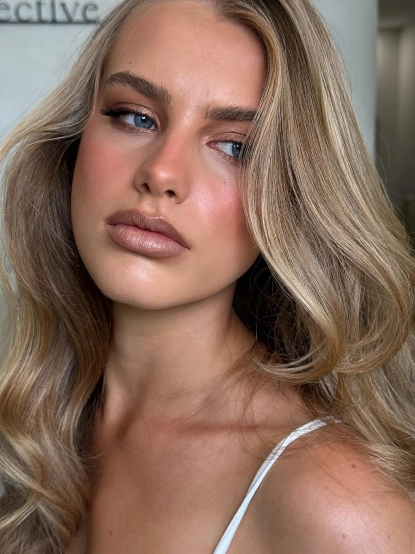 Blonde bombshell 💥

Using most of my fave products 

@charlottetilbury amber gold eyes to mesmerise pot 
@taniellejaimua bronzour in caramel latte 
@diorbeauty universal quad 
@charlottetilbury nude Kate lipstick 
@maccosmeticsanz strip down liner 
