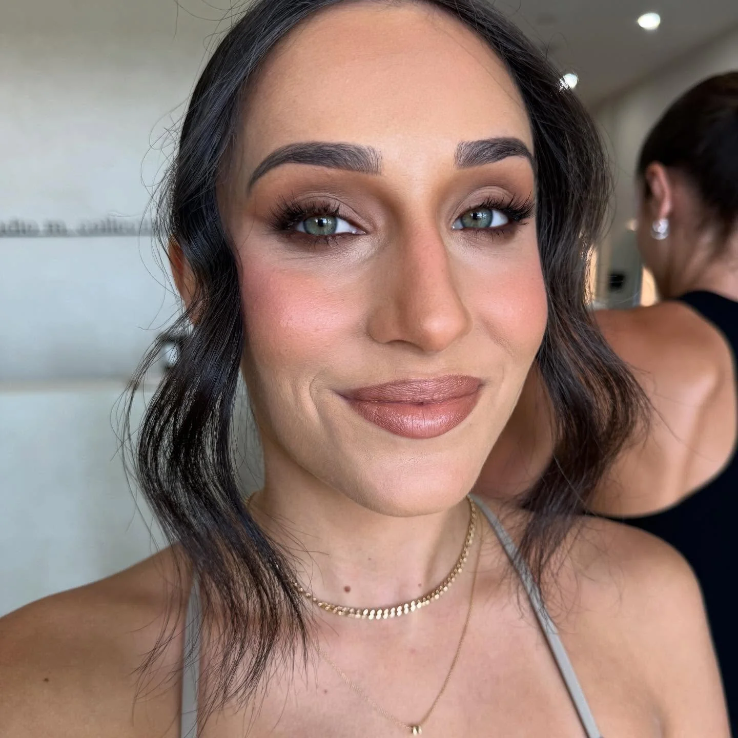 Those baby blues made to pop with the perfect warm shades of latte and chocolate 🤎 @marieliberatoremakeup 

Key products 

@makeupbymario master mattes palette 
@diorbeauty backstage foundation 
@taniellejai bronzour in caramel latte 
@maccosmeticsa