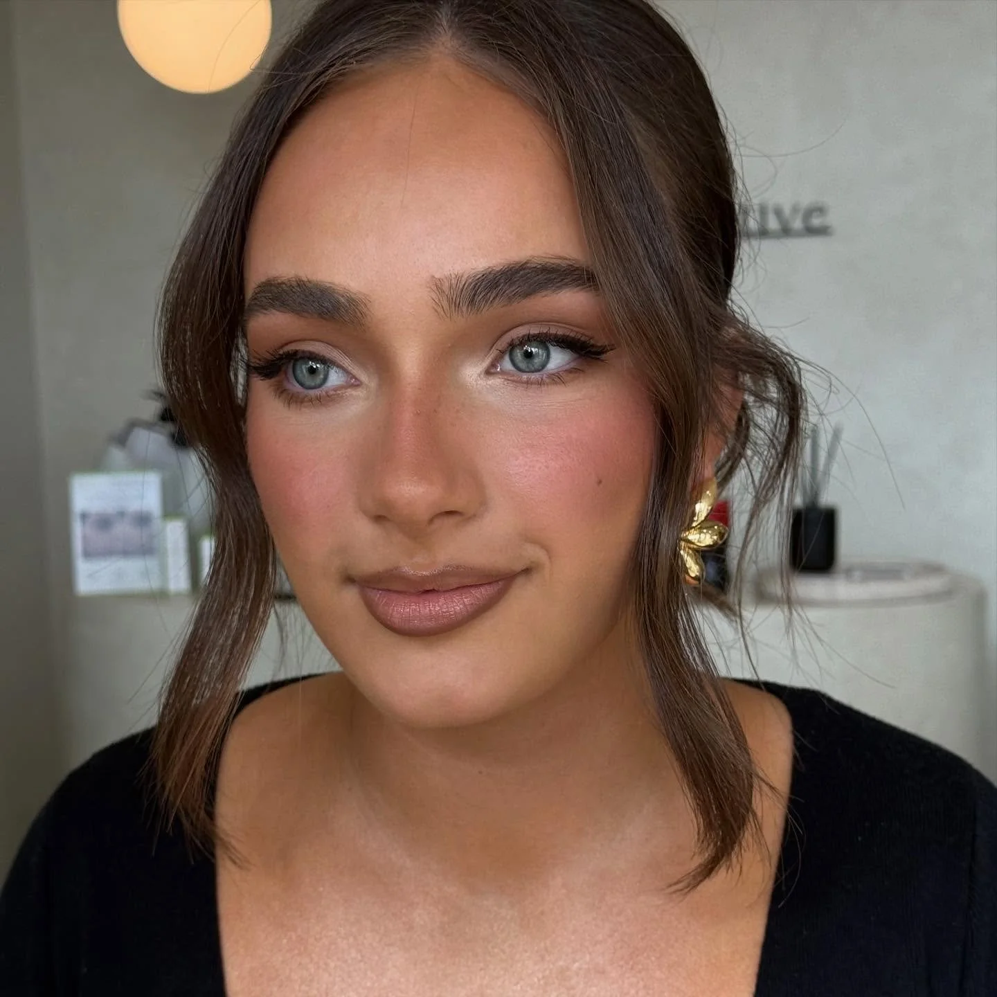 The brief was @taniellejaimua Aussie Glam and I think we nailed it 🤎

Key Products 

@taniellejaimua bronzour in caramel latte 
@kryolanaustralia cocoa liquid liner
@diorbeauty rosy glow blush 
@diorbeauty universal quad palette
@revlonanz semi perm