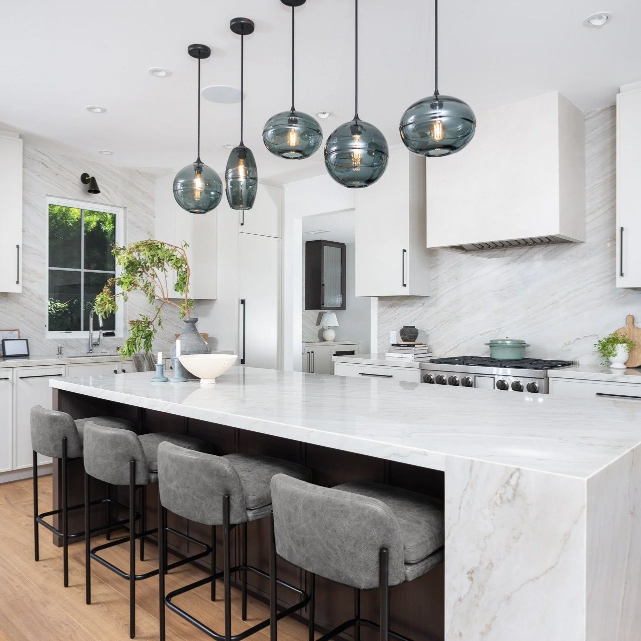 Still can&rsquo;t get over this kitchen glow-up. From early morning coffee breaks to late-night laughs, this space is ready for it all! 

#bilanciainteriors #interiordesigns #kitchendesign #renovation #residentialdesign #luxuryhomes #marble #interior