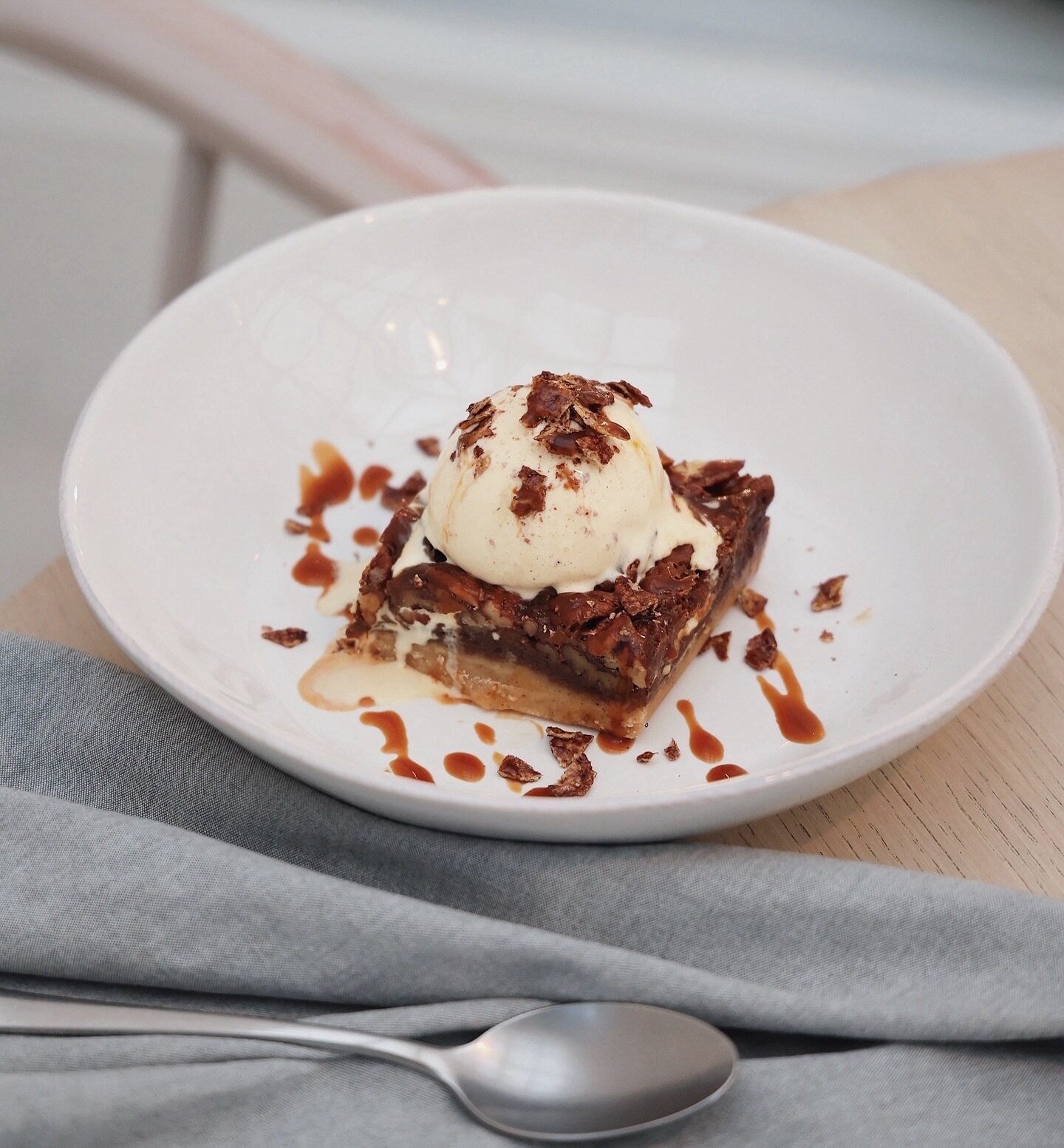 Pecan pie bar with house made vanilla ice cream, salted caramel &amp; cocoa flakes 🤎🤎🤎 

Getting ready for warmer spring days with our favorite pie a la mode! ☀️🤤

#pecanpie #pecanpiebars #vanillaicecream #saltedcaramel #dessert #dessertlover #ic