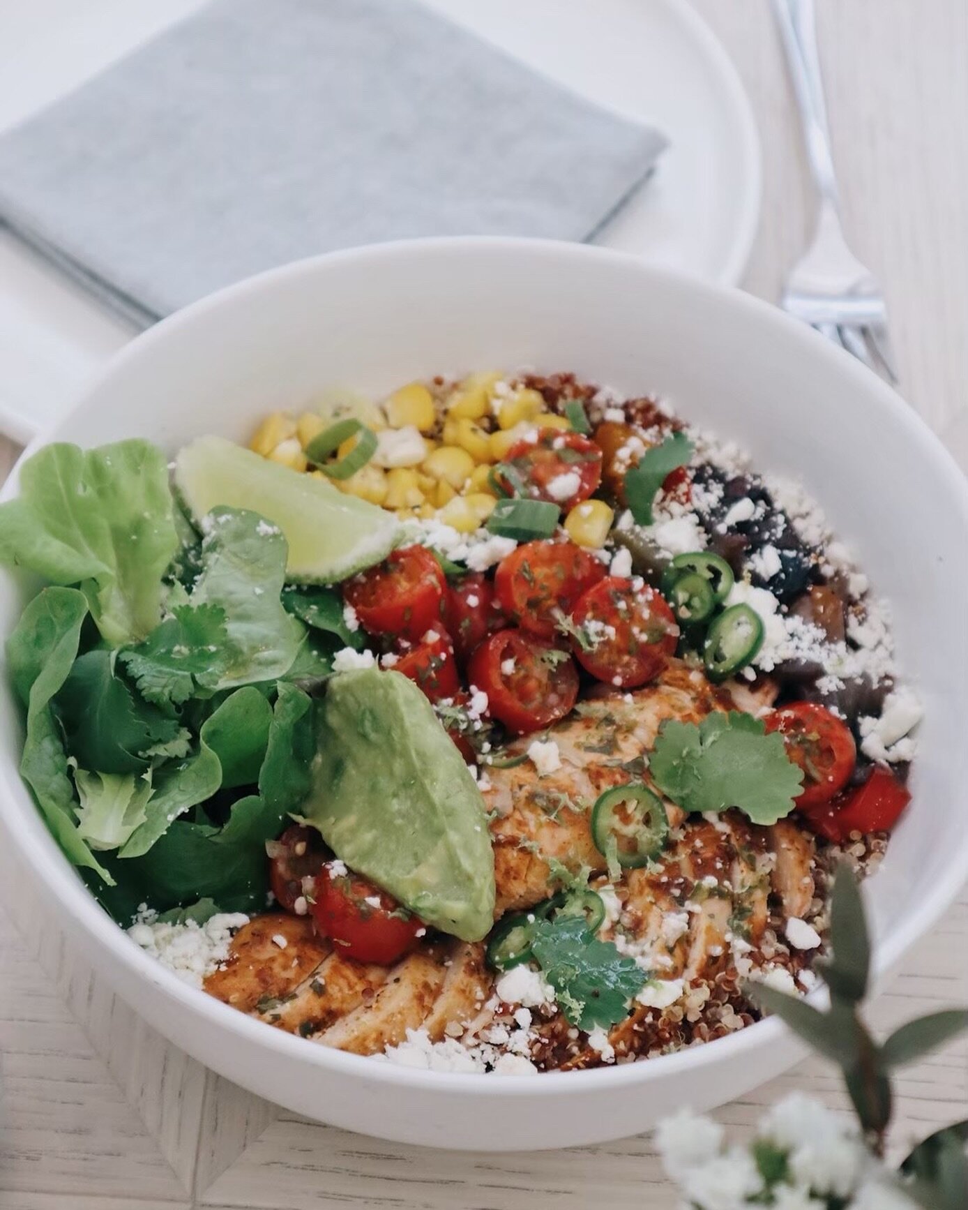 Chipotle chicken #grainbowl, with quinoa, roast peppers &amp; onion, fresh corn, cherry tomato salsa, marinated black beans, tender greens, cilantro &amp; smashed avocado 🥑 Our version of a healthy, protein packed burrito bowl 😍😍 

#grainbowl #bur