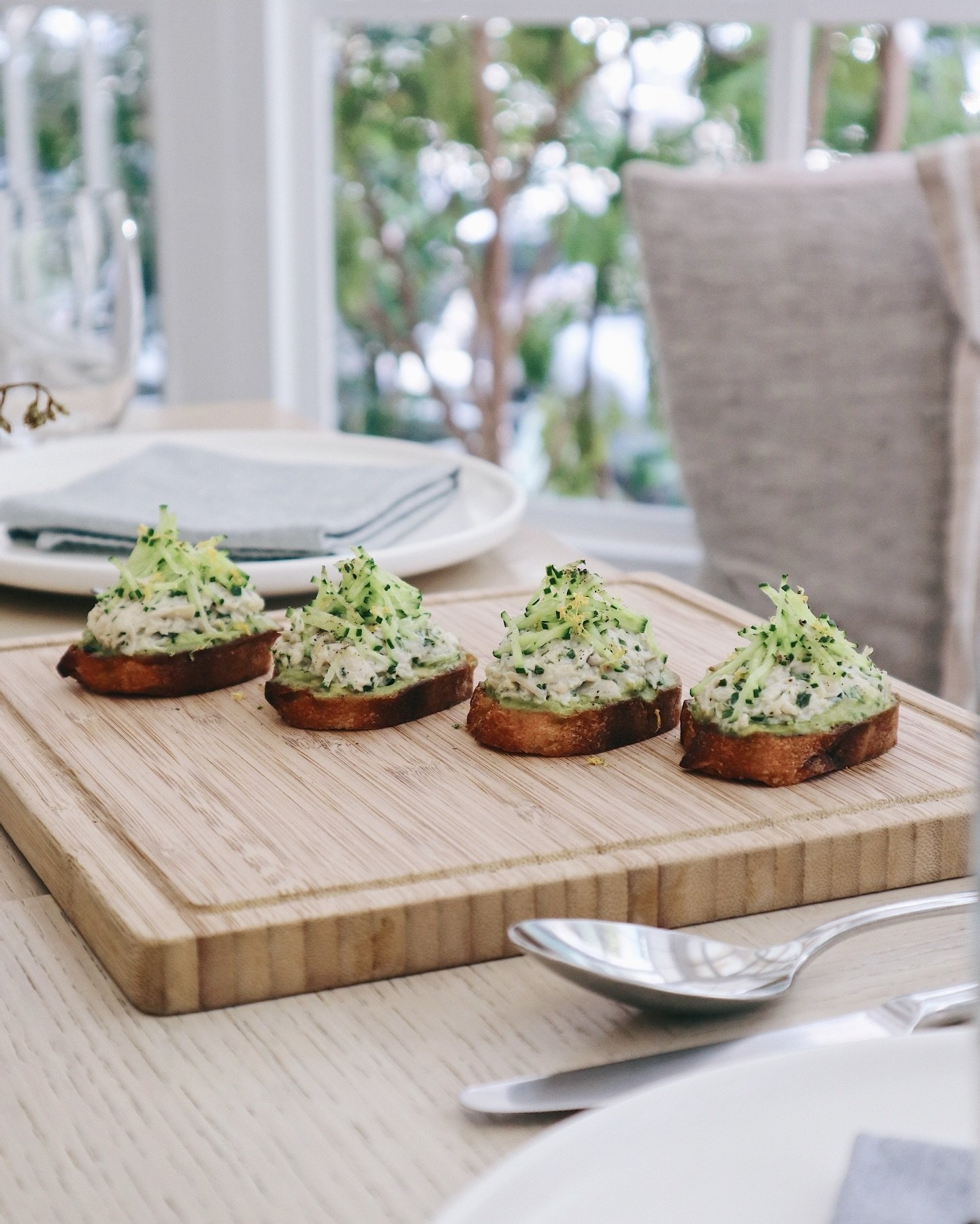 🥑 Avo toast but make it #mini ☀️Happy weekend!! 

#avocadotoast #avotoast #avocado #🥑 #weekendbrunch #sundaybrunch #taipeibrunch #早午餐 #台北早午餐 #台北早午餐推薦 
#信義安和早午餐 #大安區早午餐 #alldaybrunch #healthybrunch #healthyfood #healthiswealth