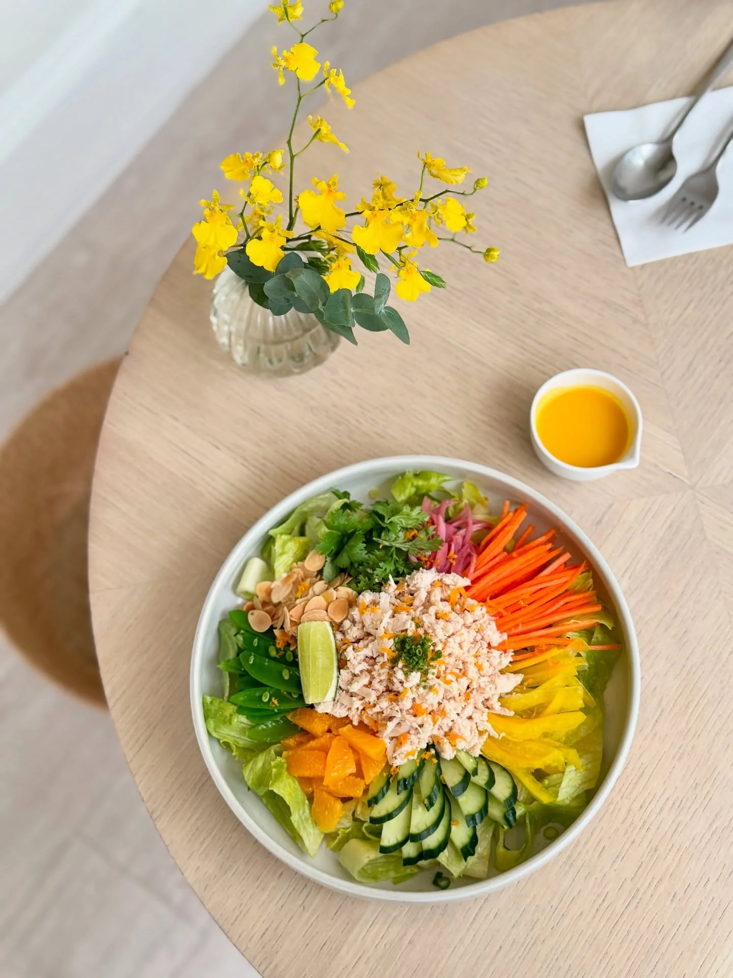 Who says a salad can&rsquo;t fill you up? Our citrus ginger chicken salad is hearty enough as a meal for one 💛 the perfect healthy lunch option when you want something refreshing, light and wholesome, that can power you through the rest of the day ?