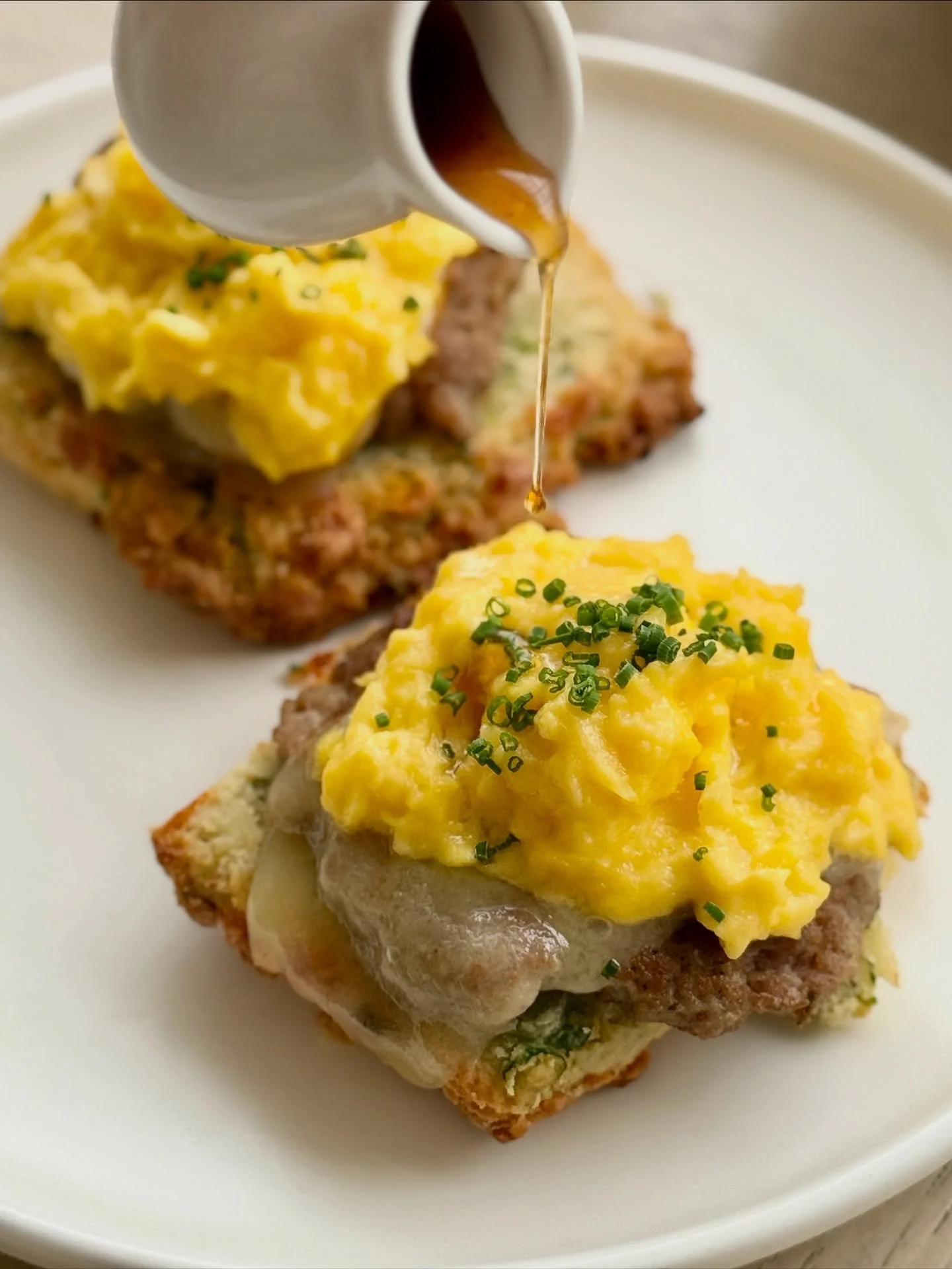 Weekend breakfast favorite 👉 sausage patties with scrambled egg &amp; cheese on scallion cheddar biscuits, drizzled with chili maple syrup 🤤🤤🤤 

👏 hits 👏 the 👏 spot 👏 every time 👏

Find it on our breakfast menu, available 9-11am daily! 

You