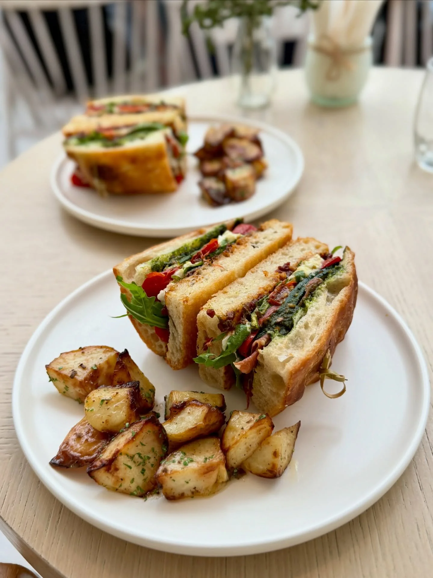 Is it just us, or are sandwich cravings very real lately?Meet our Christmas sandwich: rosemary focaccia from @sugarpea.bakery, creamy stracciatella from @labmanmano, Serrano ham, sun-dried tomato spread, pesto, arugula, and slow-roasted tomatoes 🎄
T