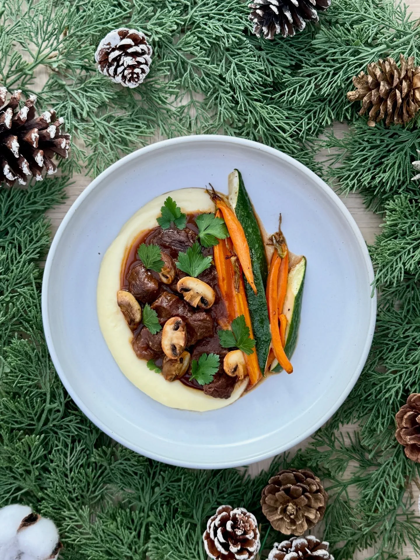 🎄 聖誕餐點即將登場 ❤️
12/19至年末期間限定，Sugar Pea 陪你一起度過最溫暖的節日時光 🎅🏻

🌟香料熱紅酒 
🌟橙香熱可可
🌟風乾火腿佛卡夏三明治
🌟聖誕紅酒燉牛肉 
🌟香橙生巧克力塔 

無論是想吃點溫暖的節日料理，還是與家人朋友共享節慶氣氛，我們都準備好迎接你的聖誕味蕾 🎅✨
歡迎提前訂位