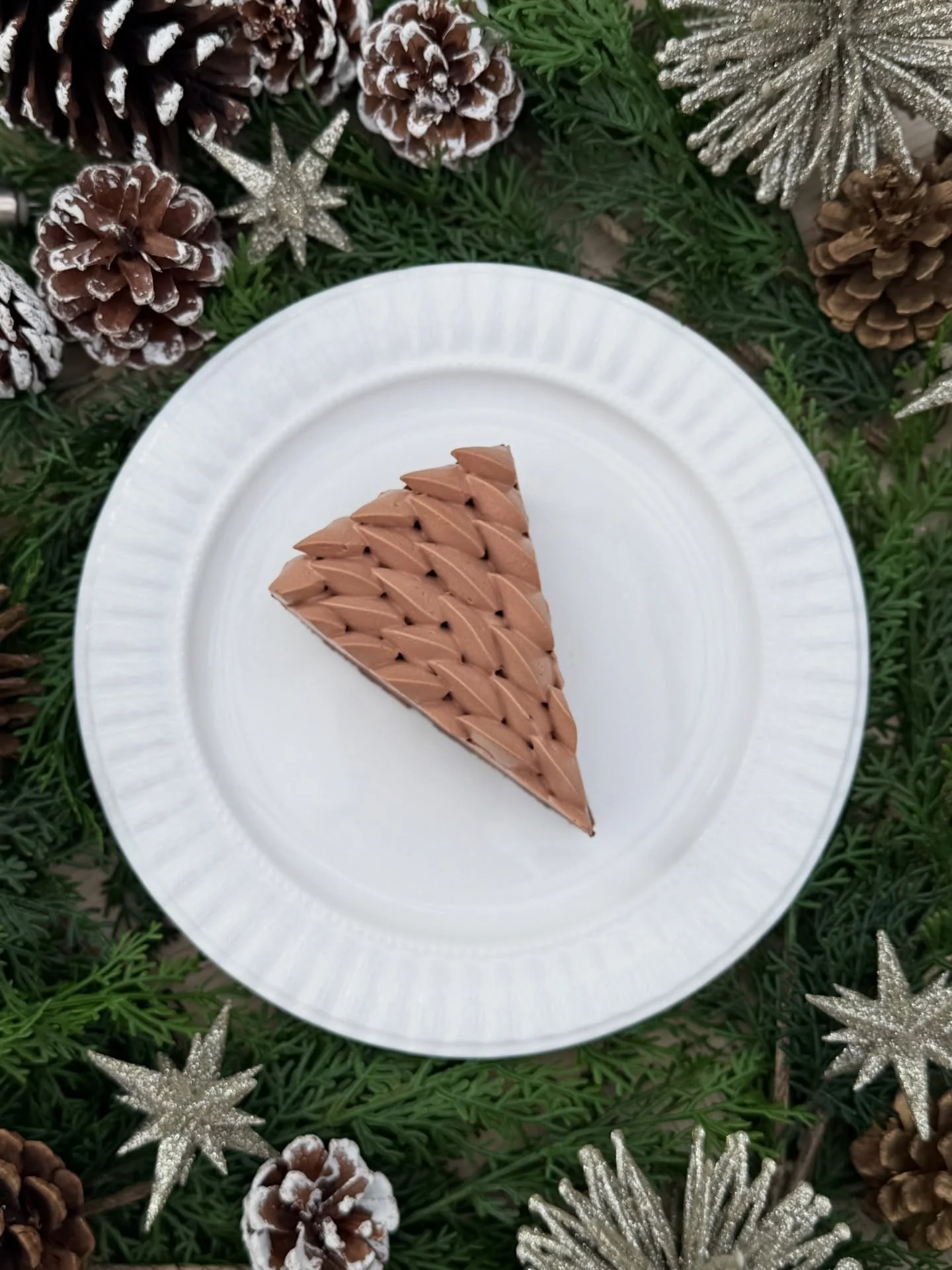 Christmas deserves good chocolate 🍫✨

Valrhona chocolate ganache tart, chocolate whipped cream, orange-scented chocolate shortbread crust 🤤

Available on our Christmas specials menu 🌲
Happy Holidays ❤️