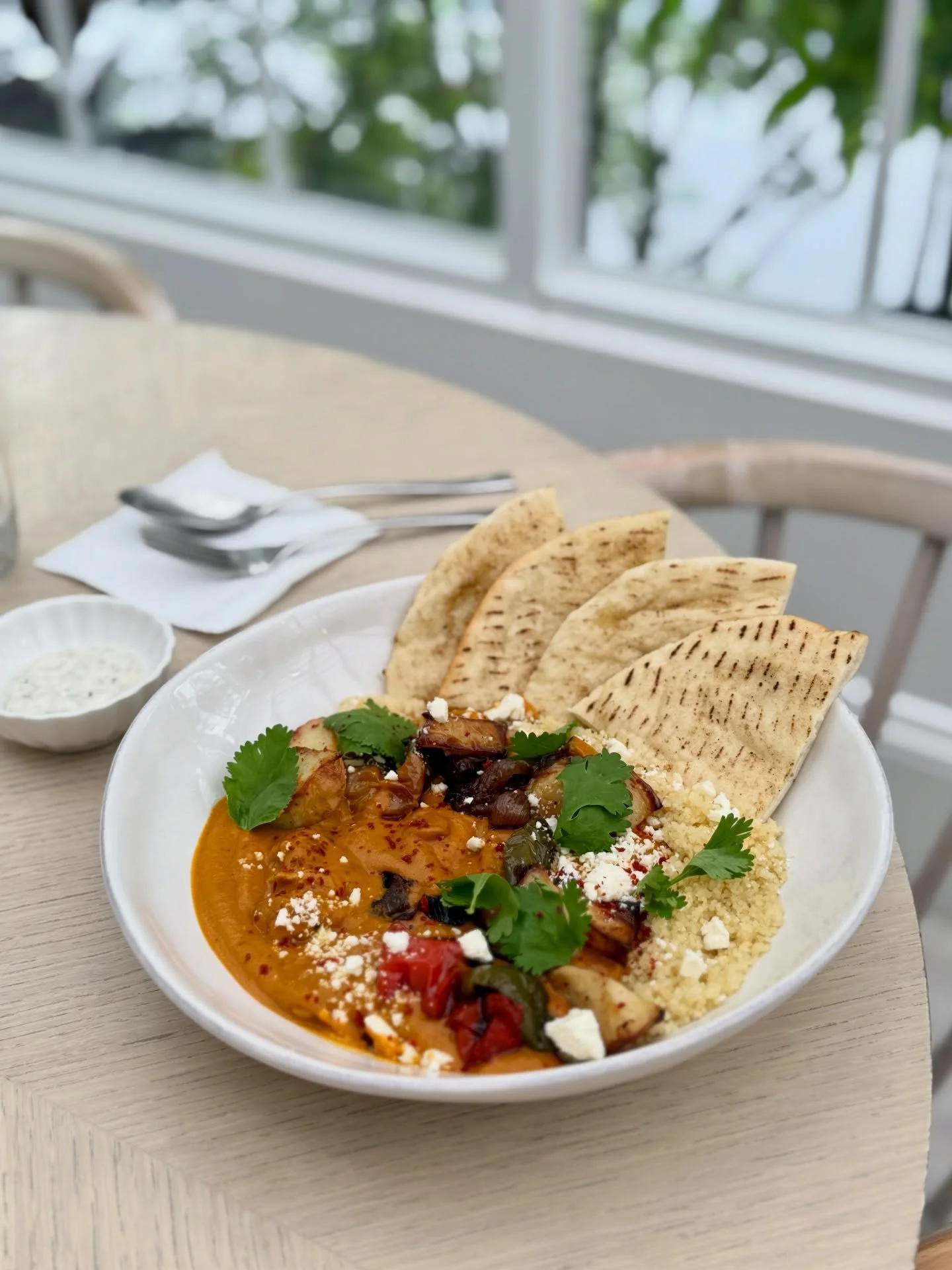 ✨New dish alert ✨
Spicy butter chicken curry, scooped with pita, cooled with garlic mint yogurt, and finished with couscous ~ comfort with just the right kick 🌶️