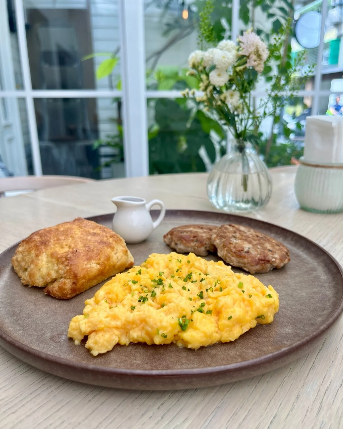 ✨ 新營業時間登場 !✨ English Below 

為了帶給大家更好的用餐體驗，Sugar Pea Cafe &amp; Kitchen 將於3/30星期一開始新營業時間：

☀️ 平日：10:00 &ndash; 17:30
🌞 假日：9:00 &ndash; 17:30
⏰ 每日最後點餐時間：16:00

💛人氣自選早餐盤供應時間調整：
🍳 平日早餐：10:00 &ndash; 11:30
🥓 假日早餐：9:00 &ndash; 11:30

我們把最好的狀態，留在你最喜歡的時