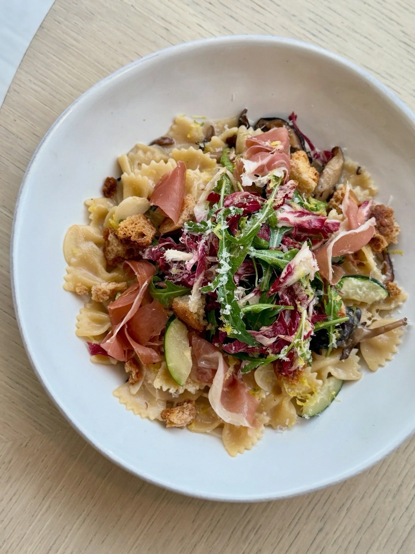 Rain? What rain? 

Creamy mushroom pasta with cured ham, garlic brown butter sauce and bitter greens 🤍