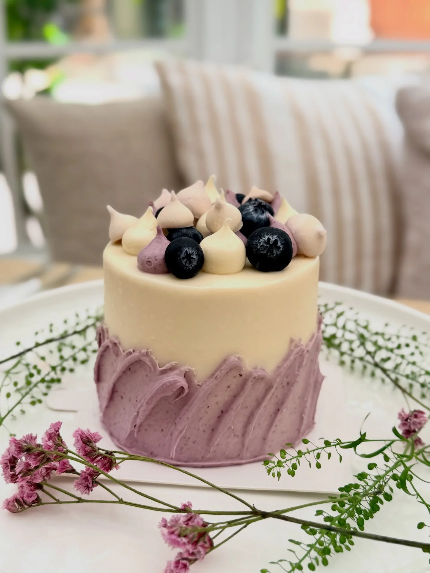 媽媽值得一點小小的寵愛。
一顆蛋糕，剛剛好的甜。

For mom &mdash; light, bright, and just indulgent enough. 💜

A petit 4&rdquo; Blackberry Citrus layer cake with housemade blackberry jam and blueberry citrus cream cheese frosting.

Limited May 1&ndash;10 &middot; Pre-order