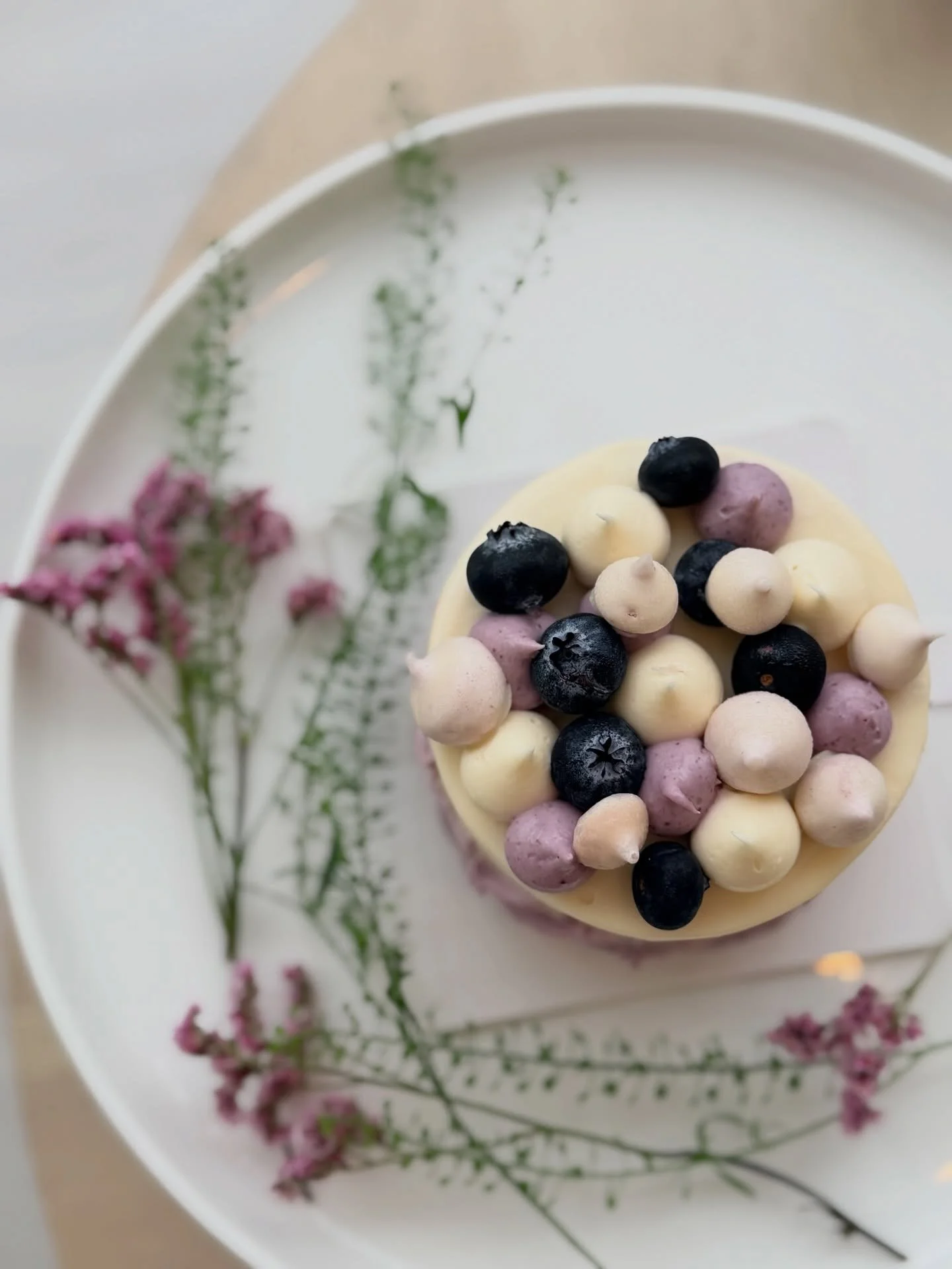 給媽媽的一點小小時刻 💜
清新的柑橘奶霜、當季莓果
像擁抱一樣溫柔的蛋糕

迷你黑莓柑橘蛋糕
母親節限定｜5/1&ndash;5/10
4吋蛋糕（適合4&ndash;6人）

開放預訂中
🔗 預訂連結在首頁

⸻

A little moment for mom 💜

Zesty citrus cream, fresh berries,
and a cake that feels like a warm hug.

Blackberry Citrus Layered Cake
Limite