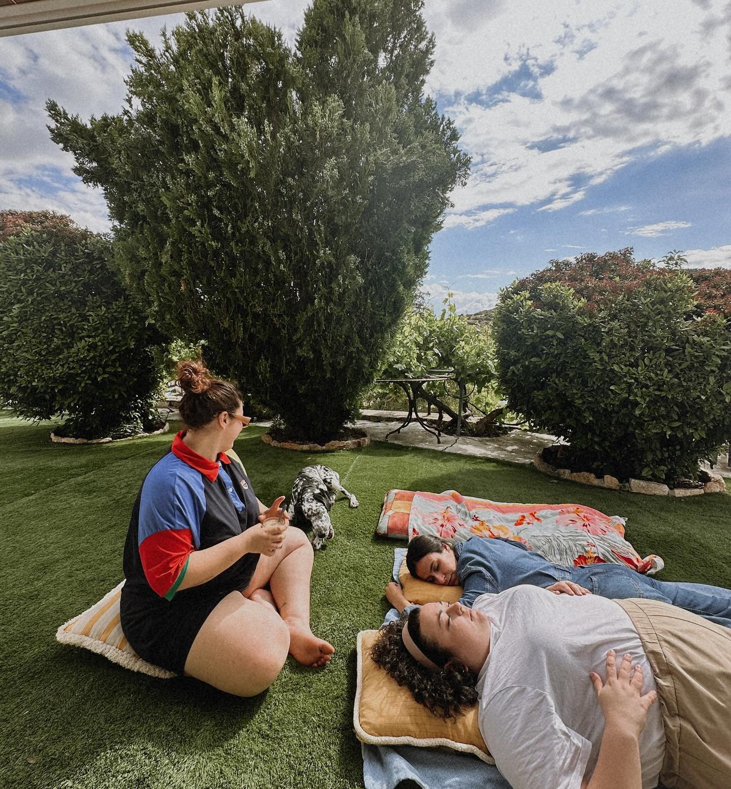 Sentir la grandeza de Dios en el rayo de sol. La brisa. El sonido de nuestras carcajadas. Celebrar cada punto de una partida de dardos. Comer increible. Tomar caf&eacute; de cafetera. De las de toda la vida. Dejarte cuidar por la yaya de un amigo que