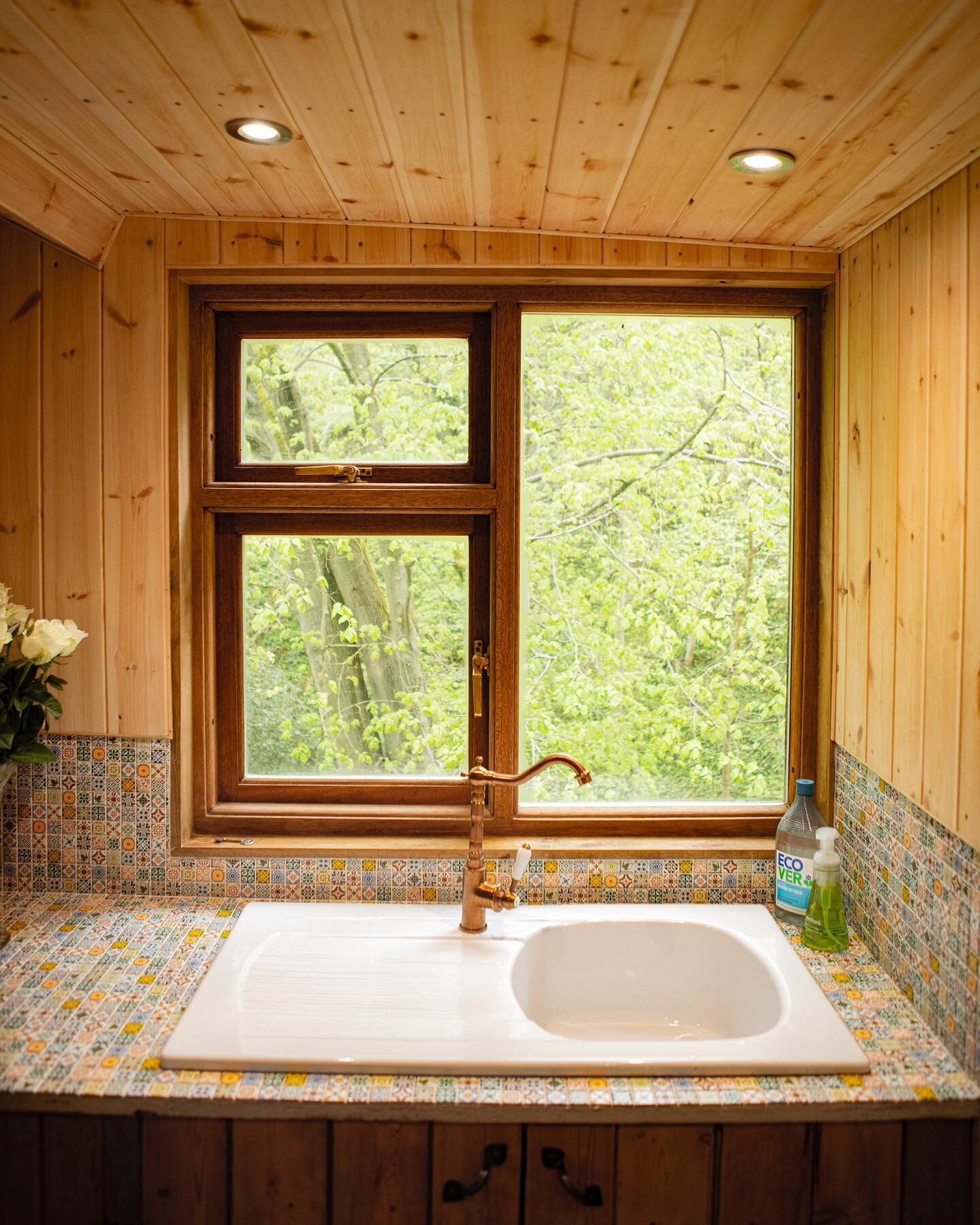 Kitchen sink with a forest view 🌿
Loving our new reclaimed copper taps and tiles 🍁