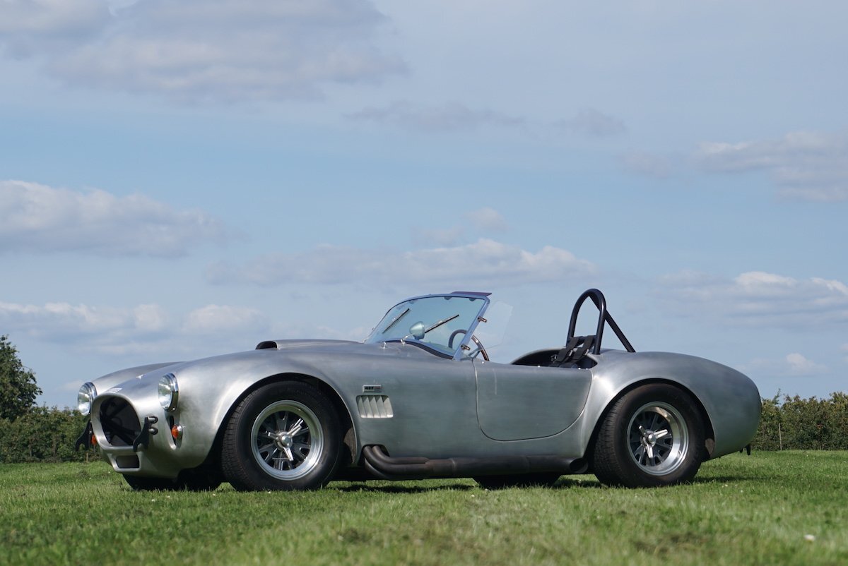 #10days10cars 
Day 6 : AC Cobra 427 Replica by Kirkham
Kirkham Motorsports started in 1994 with producing the finest replicas in the world and has buikt since over 1000 replica 427s and 289s in aluminum. Under the hood you will find a powerful 7000 c