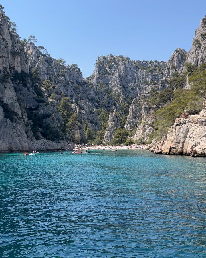 Once you know you know #calanquescassis #bonheur #paca #cassis #southoffrance #summerswim #vacay #vacaymode #crystalclearwater #cruiselife #bestplacestogo #bestplace #bestkeptsecret #kayaklife #swimlife #bestvacations #luxuryvacation #vacationfrance 