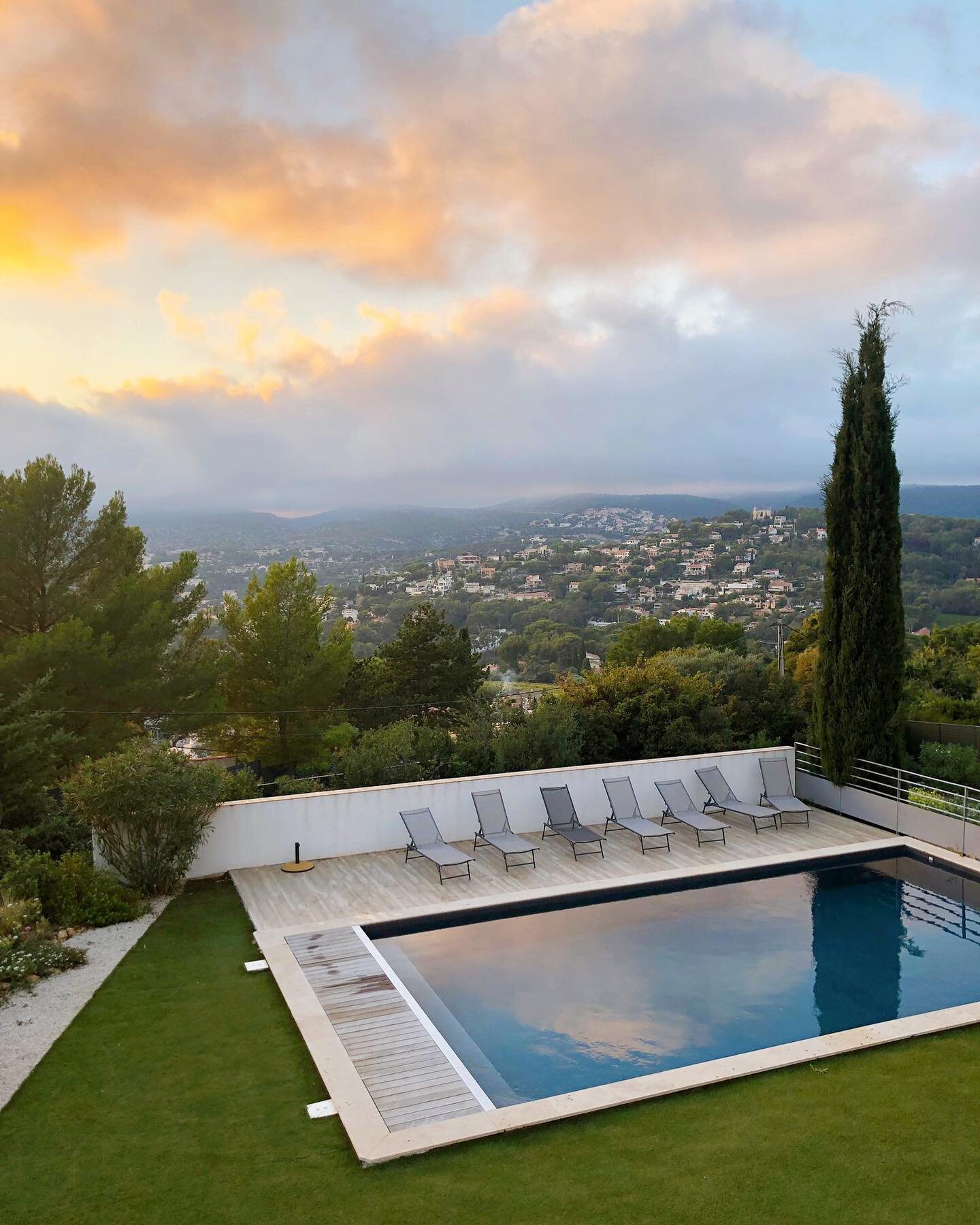 Welcome Reboot retreat, happening now at our gorgeous Villa Dadou. The villas welcome retreats, corporate events and seminars all year round. 🧡 @wellinfrance @petit_yoga