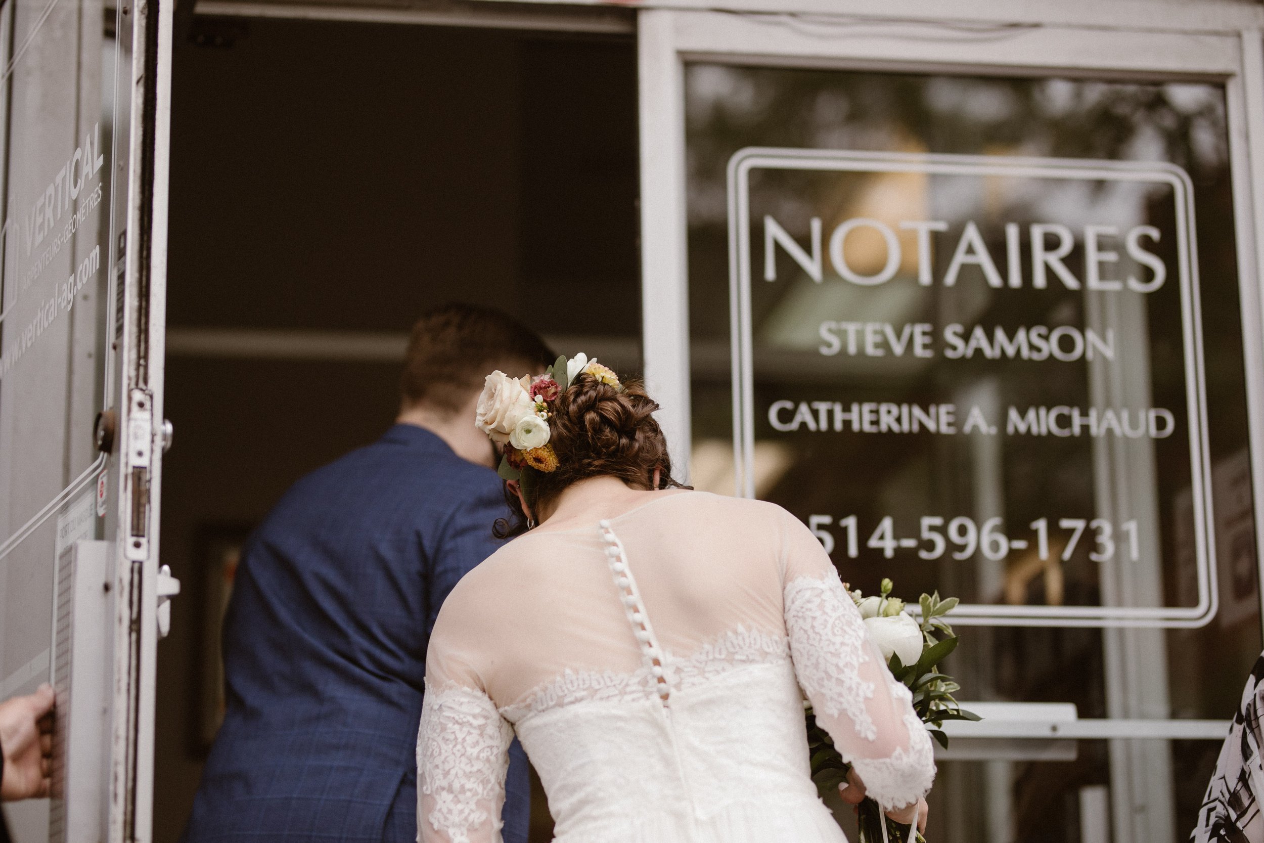 Futurs mariés qui entre chez le notaire -Arianne Nantel Gagnon photographe