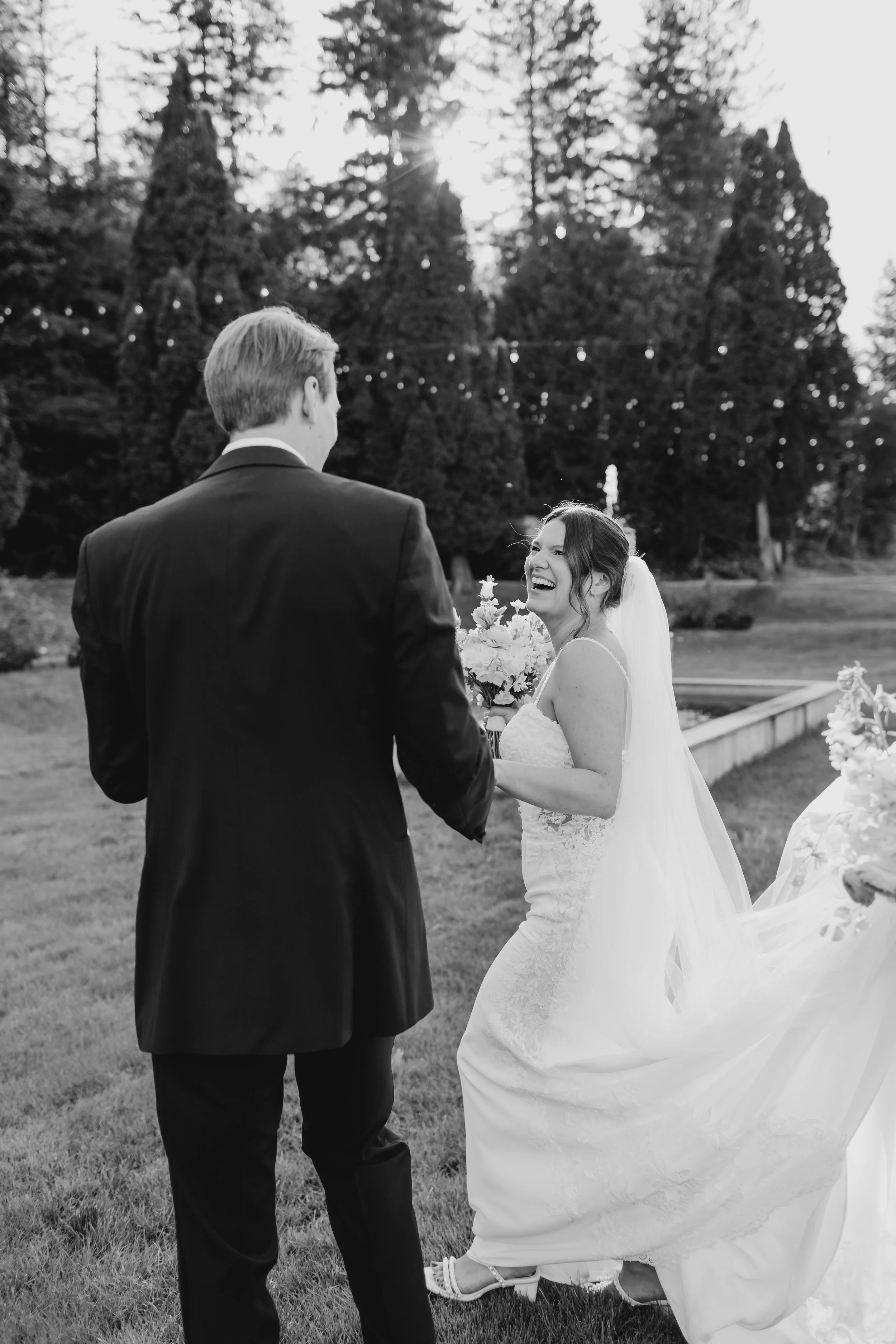 Photo en mouvement des mariés qui marchent avec la mariée qui rit