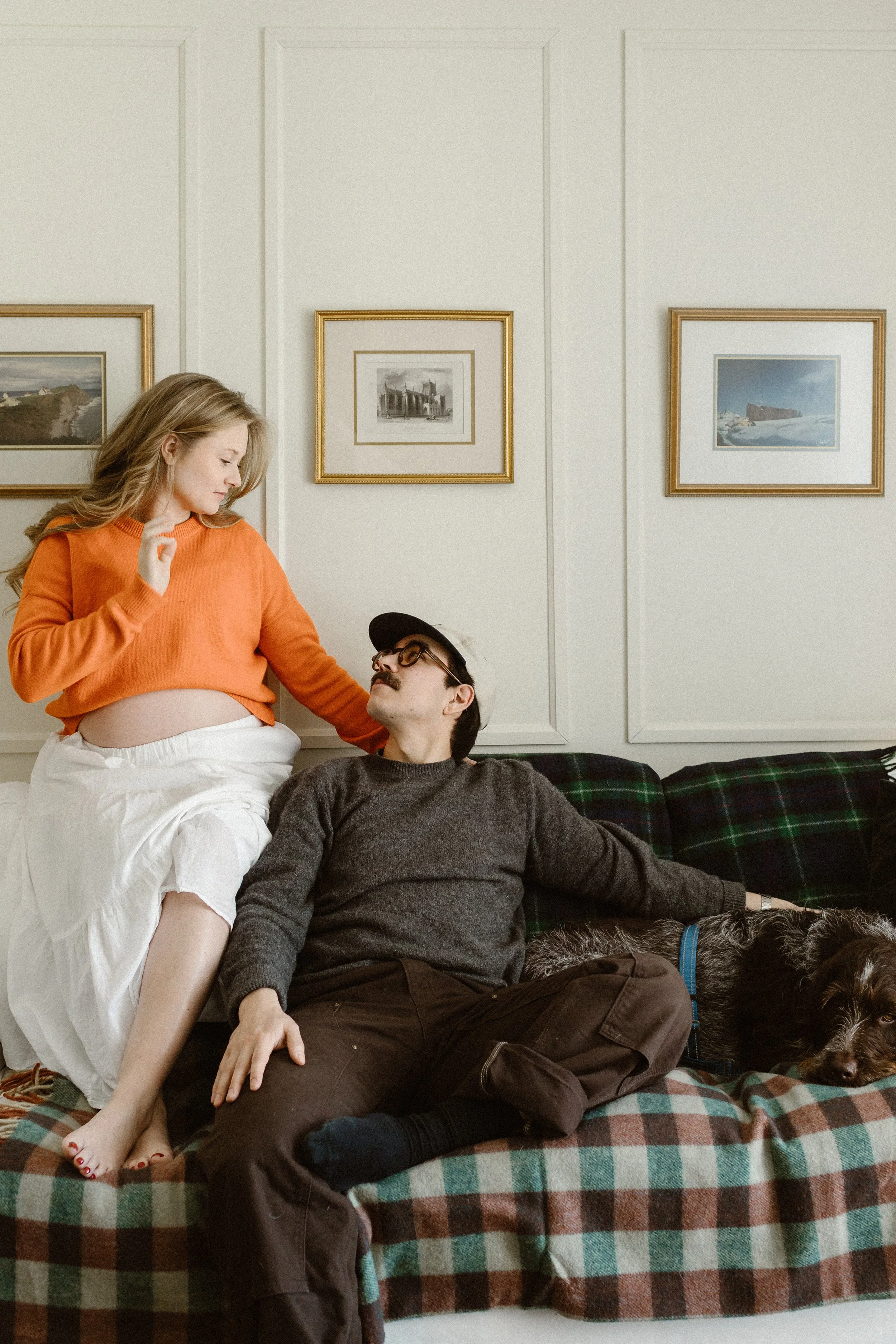 Photo couple assit sur un divant avec leur chien