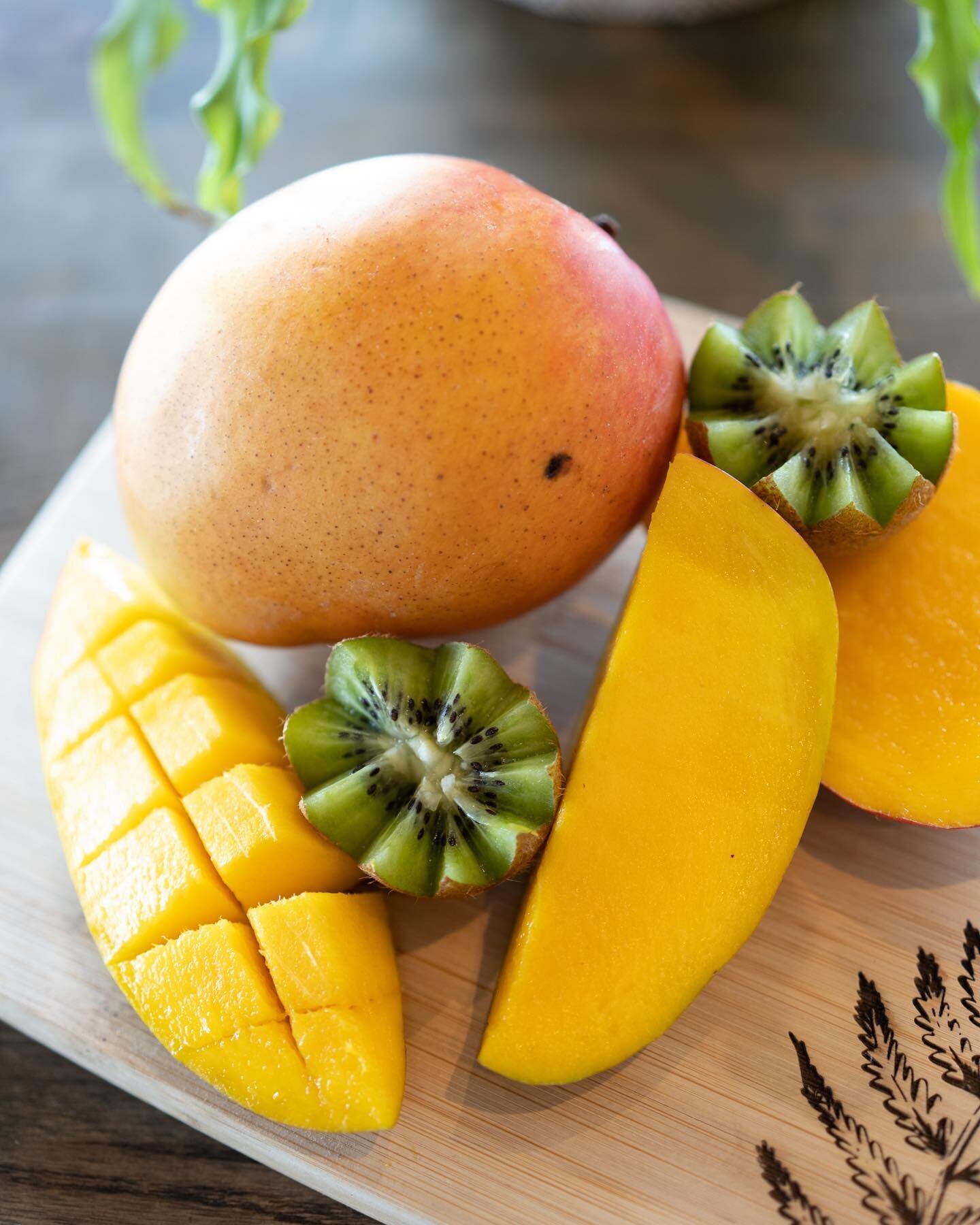 🥭 New Topping Alert! 🥭
We&rsquo;ve added Mango as a fresh-fruit topping to keep you cool during these hot summer days. Try some on your bowl the next time you stop by! ☀️
.
.
.
.
.
#smoothiebowl #freshingredients #fruit #eatwell #livewell