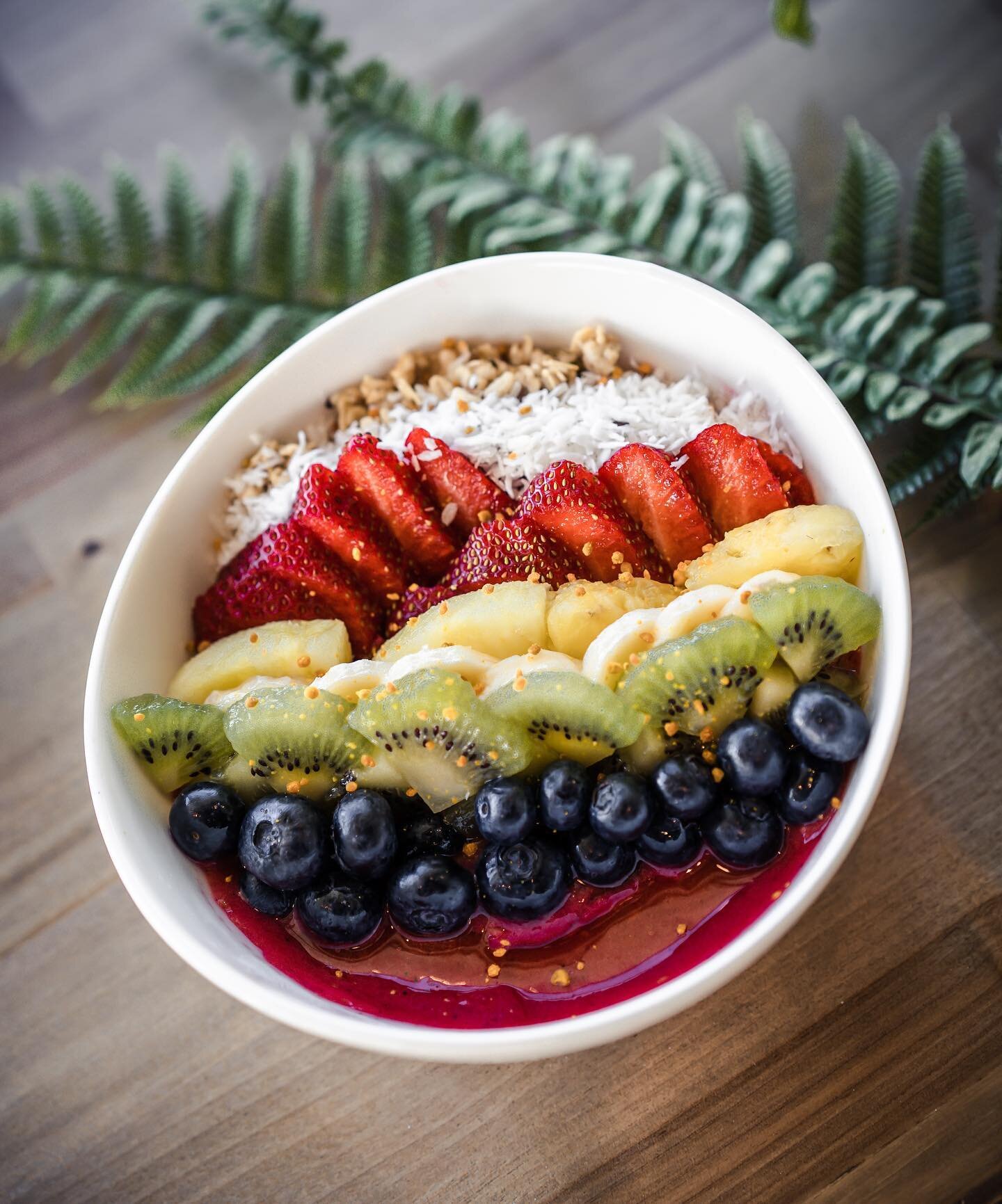 Some color to brighten up your feed on this gloomy day 🌧 Happy Monday! 
.
.
.
.
.
#superfoodbowl #wellness #smoothiebowl #acaibowl #alaska