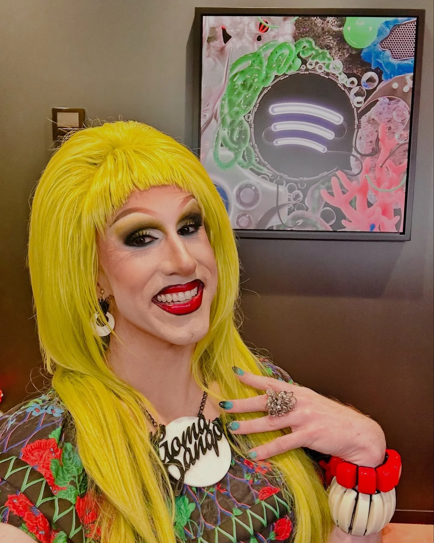 The most unforgiving wig and lighting combination. Goma, you did that to yourself. 

#hausofgaishoku #beautyblenda #drag #deagqueen #dragperformer #dragartist #queer #queerart #queerartist @lifeatspotify @hausofgaishoku #spotify #spotifyjapan