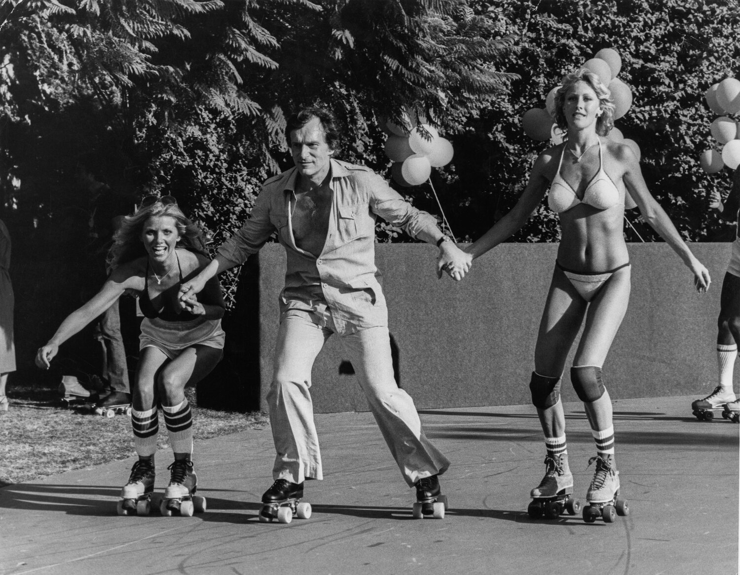 Hugh Hefner jeżdżący na wrotkach 1974, fot: Julian Wasser
