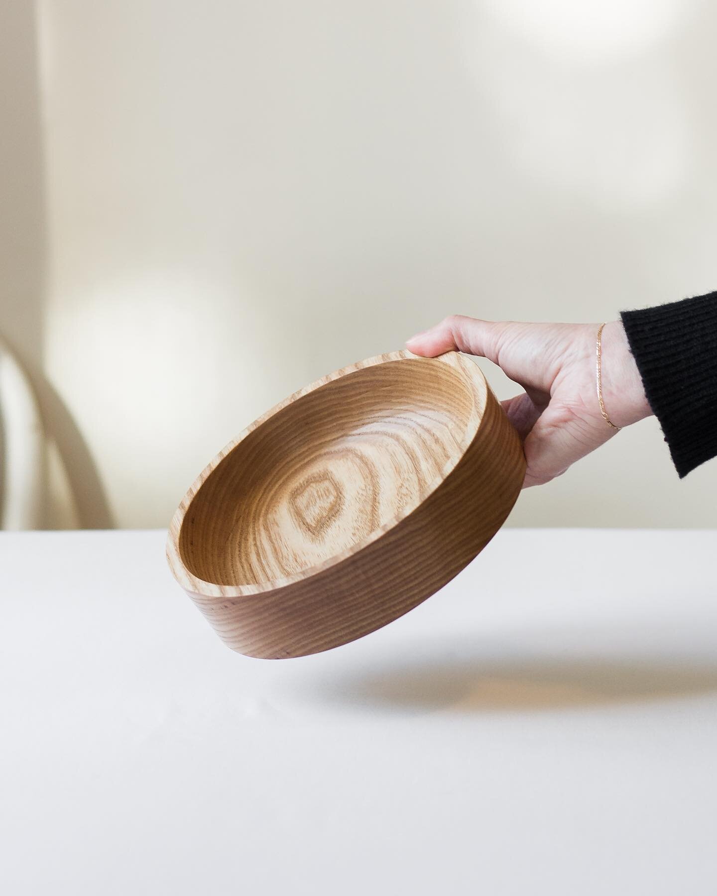 Where simple meets natural. 

&bull;

This low ash wood serving bowl was handturned and finished with flaxseed oil + beeswax. 100% food safe 🙂

&bull;

#vancouverdesign #woodworking #woodturning #minimalism #minimaldesign