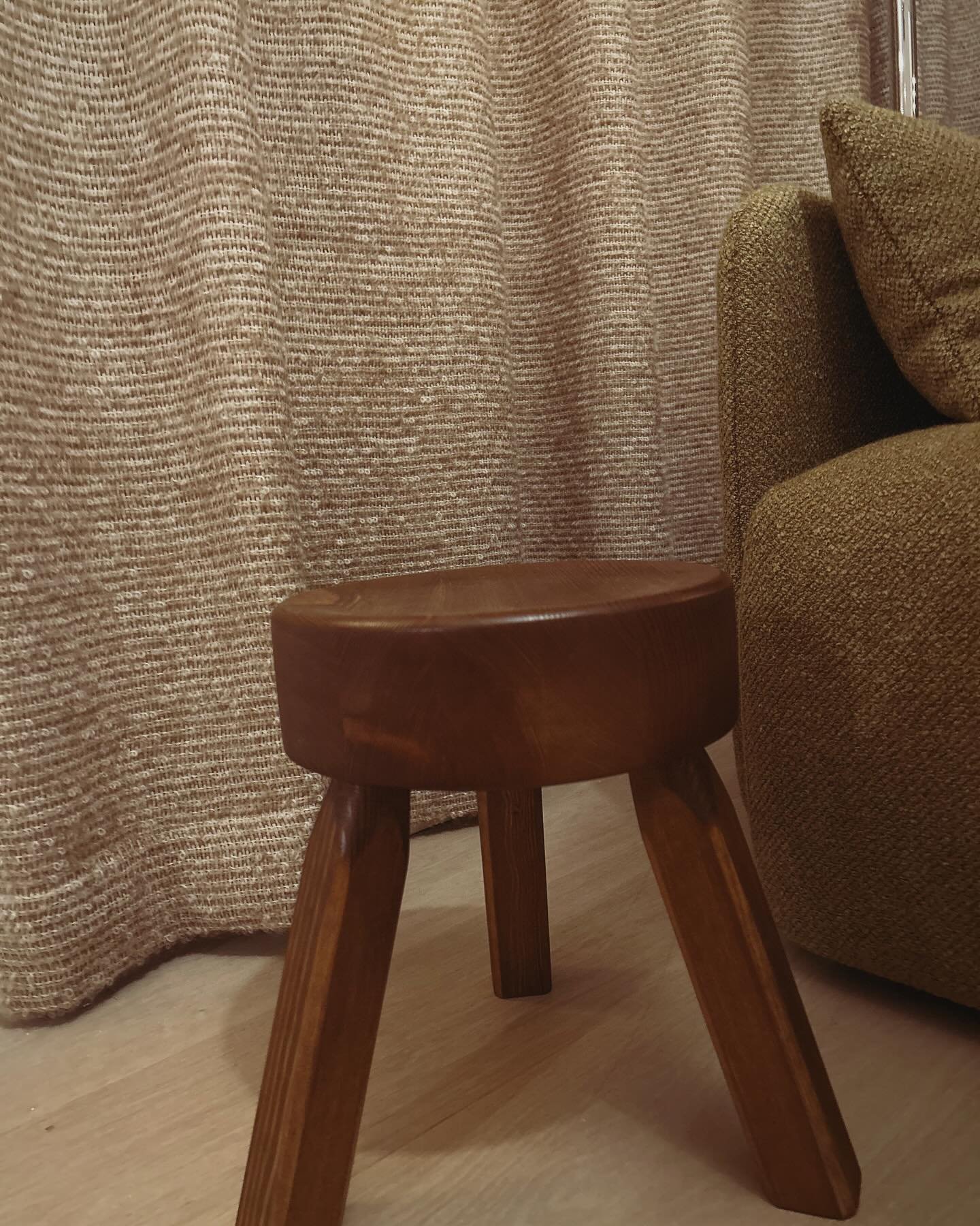 Ett vardagsrum fick idag l&auml;ngder av det lyxiga tyget Morandi fr&aring;n @astridtextiles .
L&auml;ngderna h&auml;nger p&aring; skenor som monterades upp i taket.
Rummet k&auml;nns nu h&ouml;gre,lyxigare och framf&ouml;rallt varmt v&auml;lkomnande
